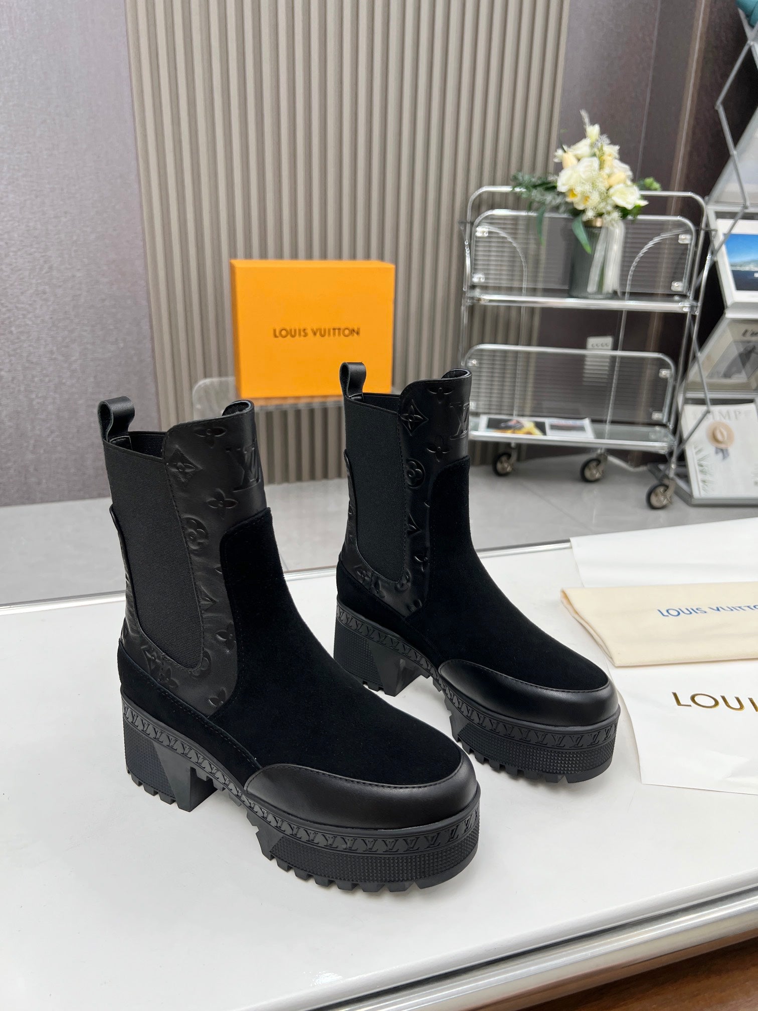 LOUIS VUITTON LV WOMEN SHORT BOOT IN BLACK CALFSKIN AND SUEDE