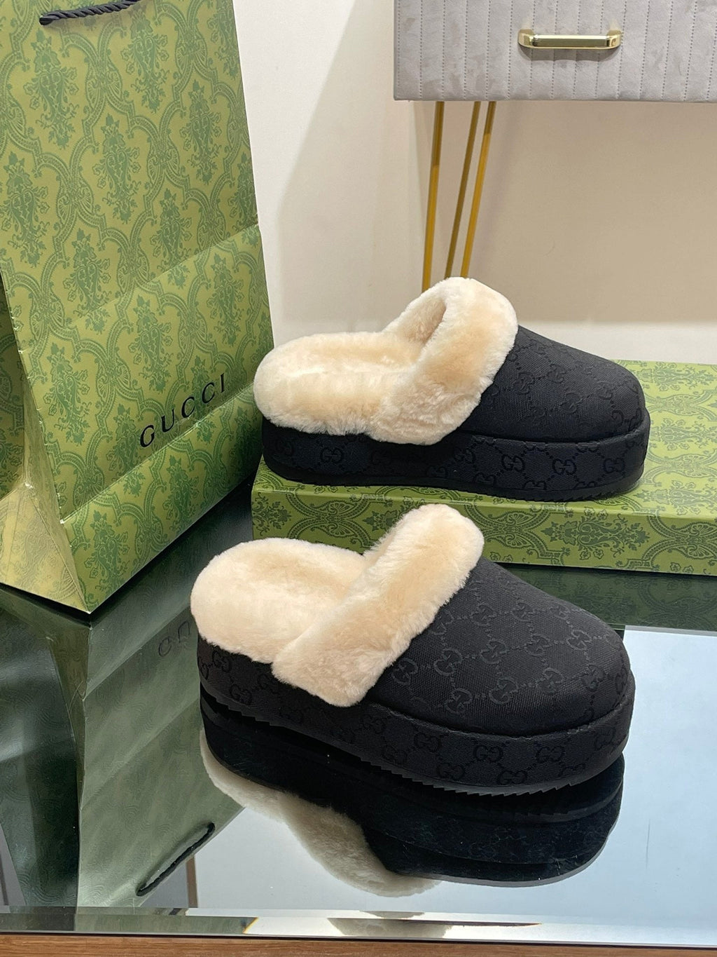 GUCCI MOLLY MULE IN BLACK MONOGRAM JACQUARD FABRIC AND SHEARLING LINING