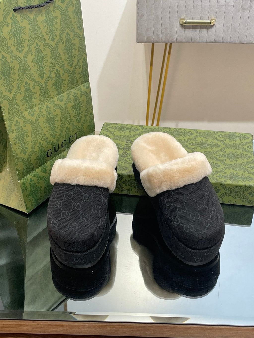 GUCCI MOLLY MULE IN BLACK MONOGRAM JACQUARD FABRIC AND SHEARLING LINING