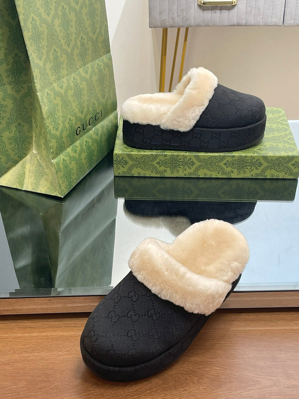 GUCCI MOLLY MULE IN BLACK MONOGRAM JACQUARD FABRIC AND SHEARLING LINING