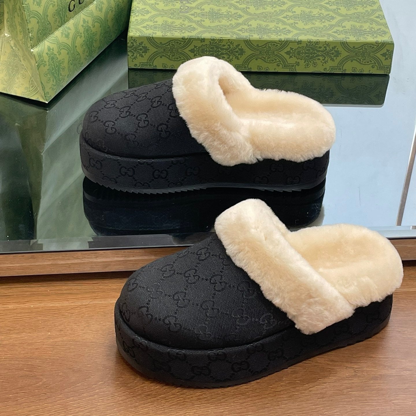 GUCCI MOLLY MULE IN BLACK MONOGRAM JACQUARD FABRIC AND SHEARLING LINING