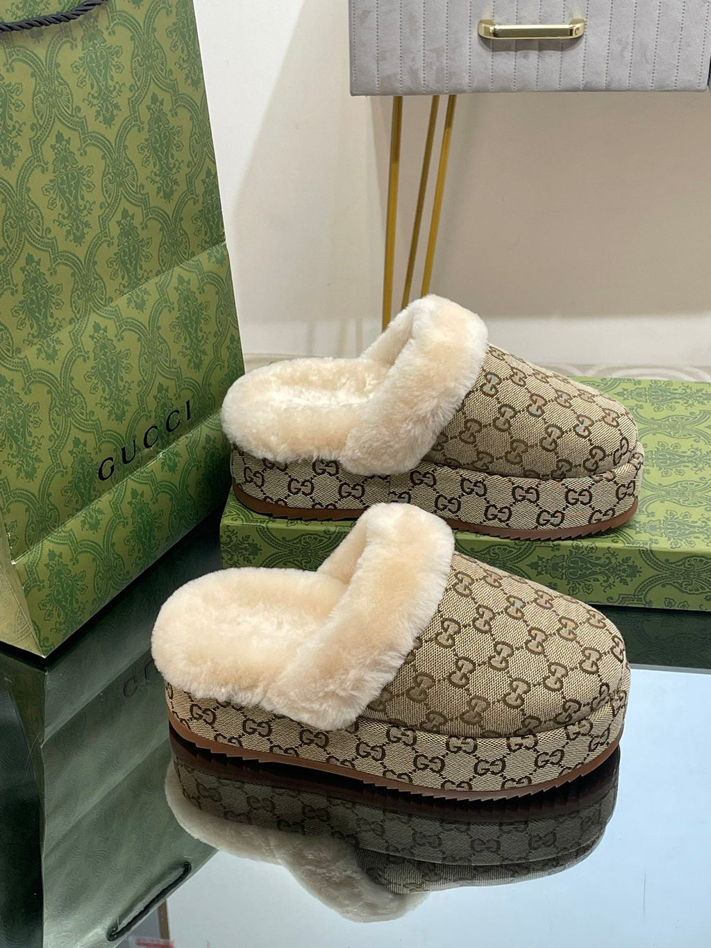 GUCCI MOLLY MULE IN PEANUT BROWN MONOGRAM JACQUARD FABRIC AND SHEARLING LINING