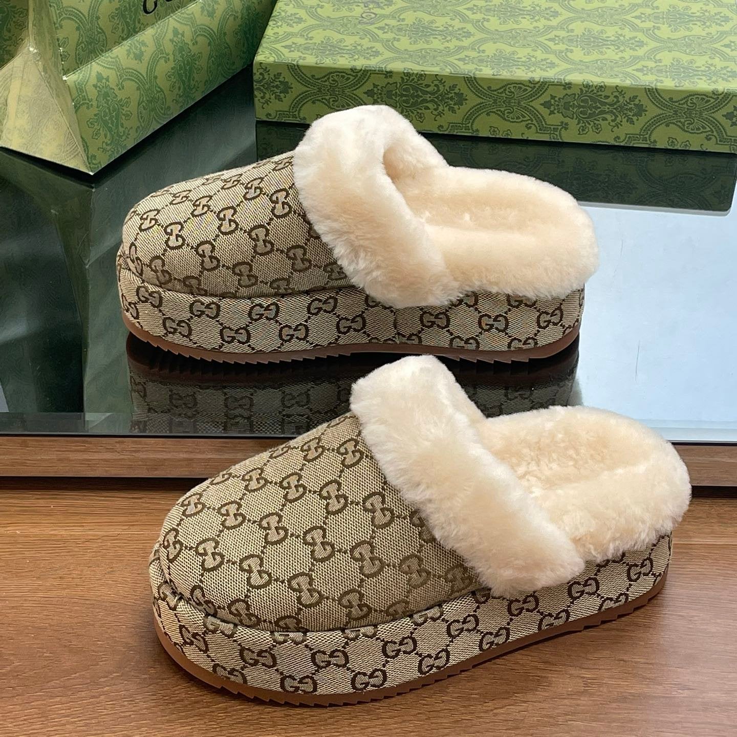 GUCCI MOLLY MULE IN PEANUT BROWN MONOGRAM JACQUARD FABRIC AND SHEARLING LINING