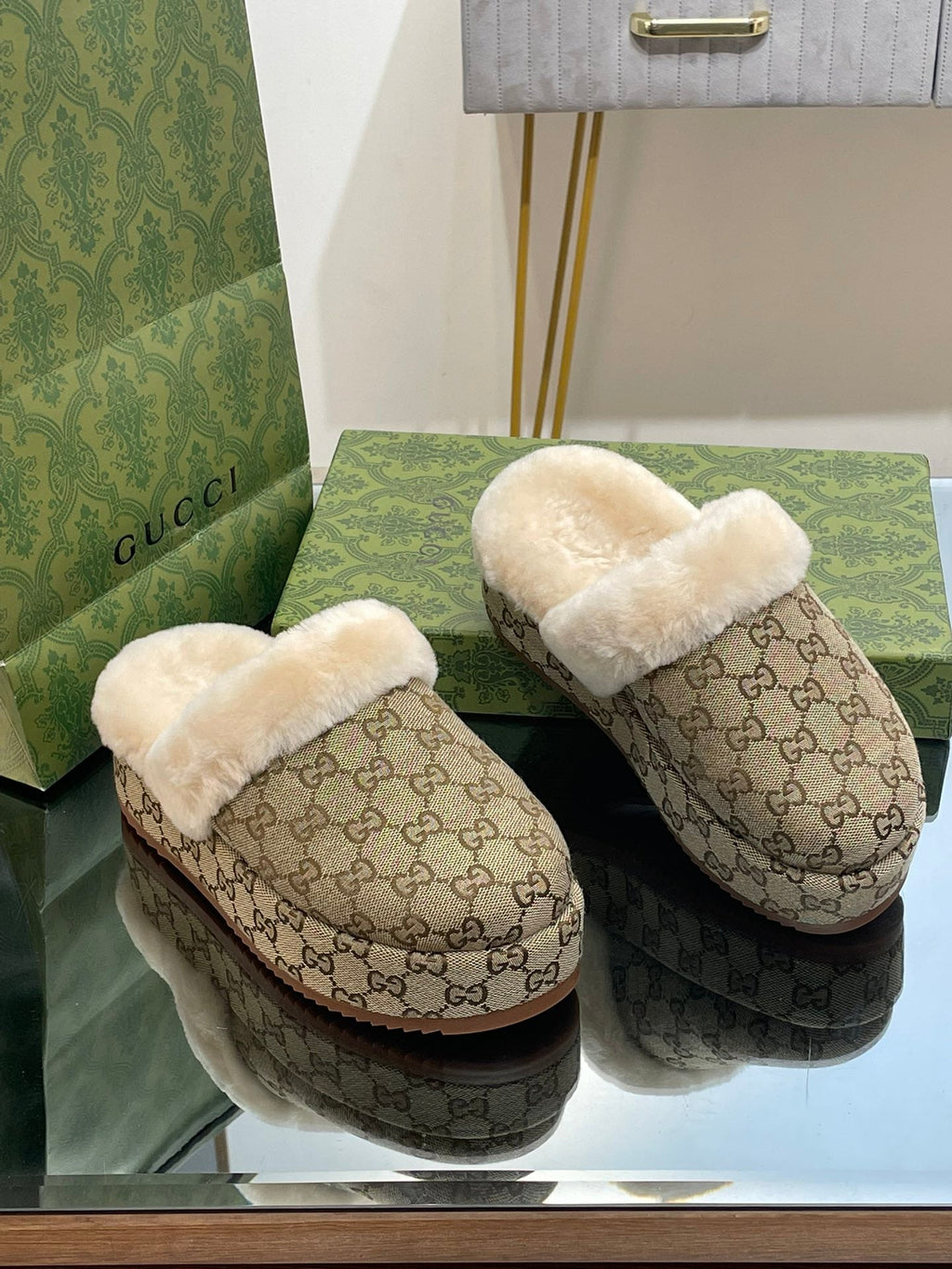 GUCCI MOLLY MULE IN PEANUT BROWN MONOGRAM JACQUARD FABRIC AND SHEARLING LINING