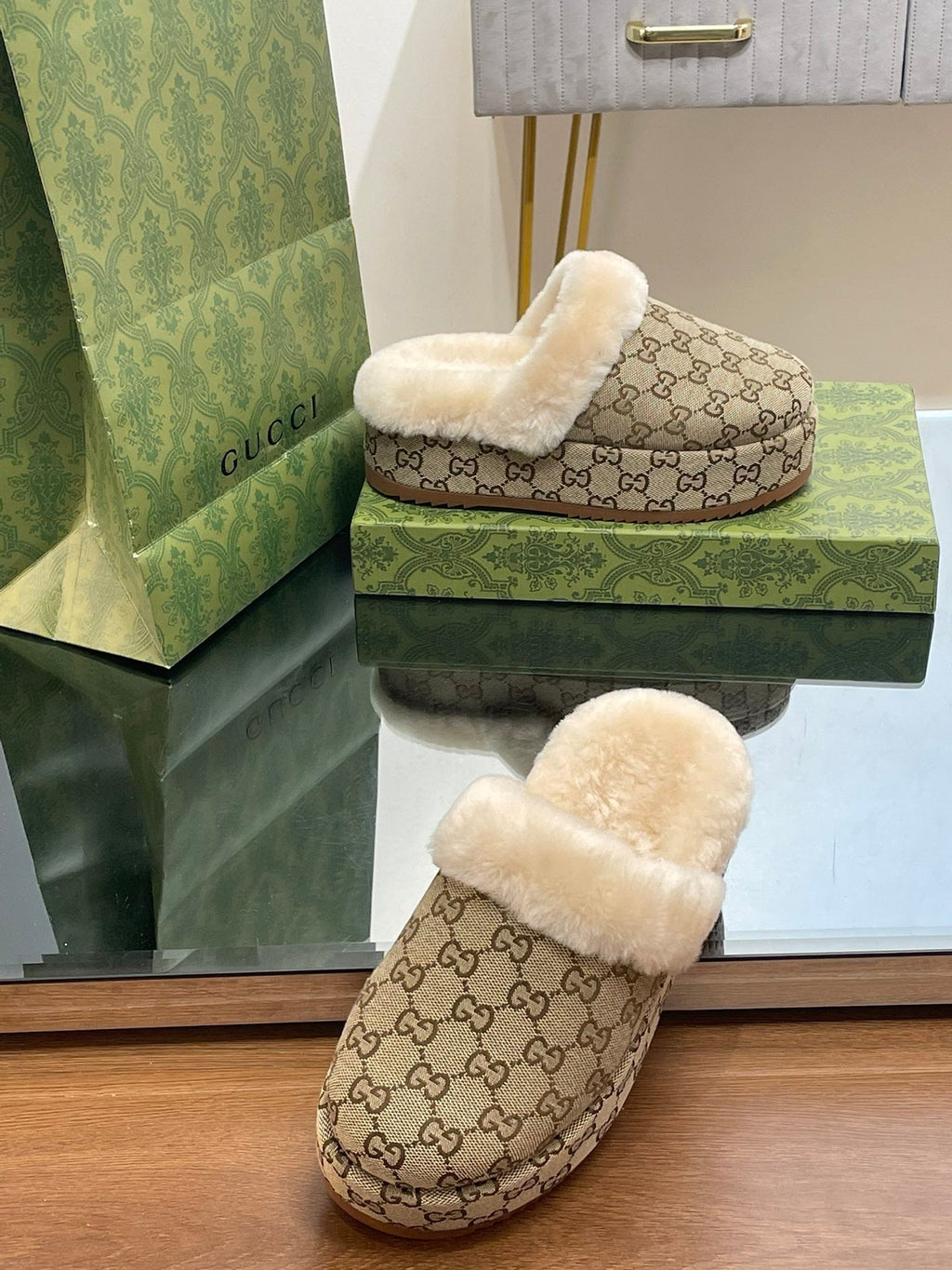 GUCCI MOLLY MULE IN PEANUT BROWN MONOGRAM JACQUARD FABRIC AND SHEARLING LINING