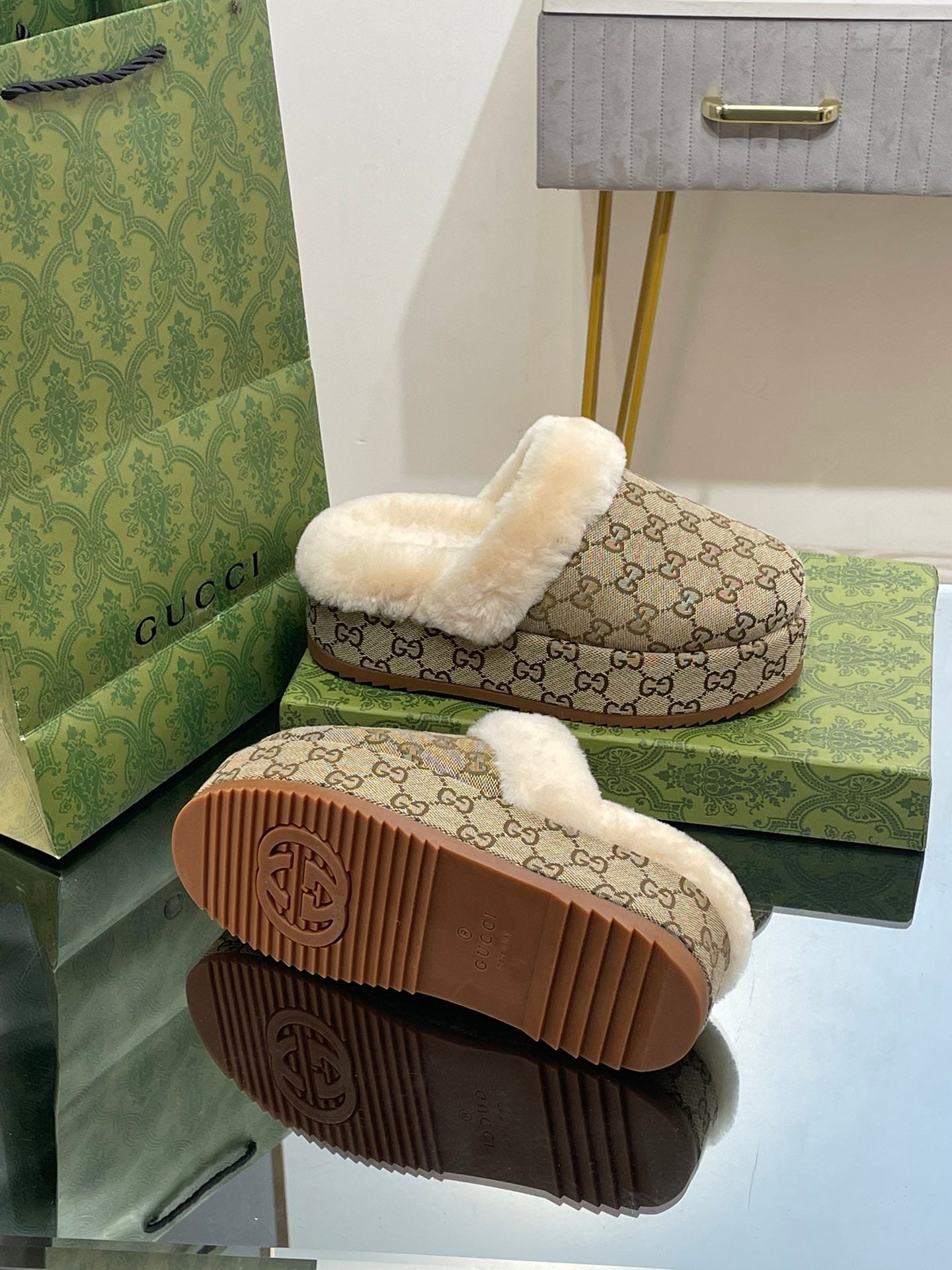 GUCCI MOLLY MULE IN PEANUT BROWN MONOGRAM JACQUARD FABRIC AND SHEARLING LINING