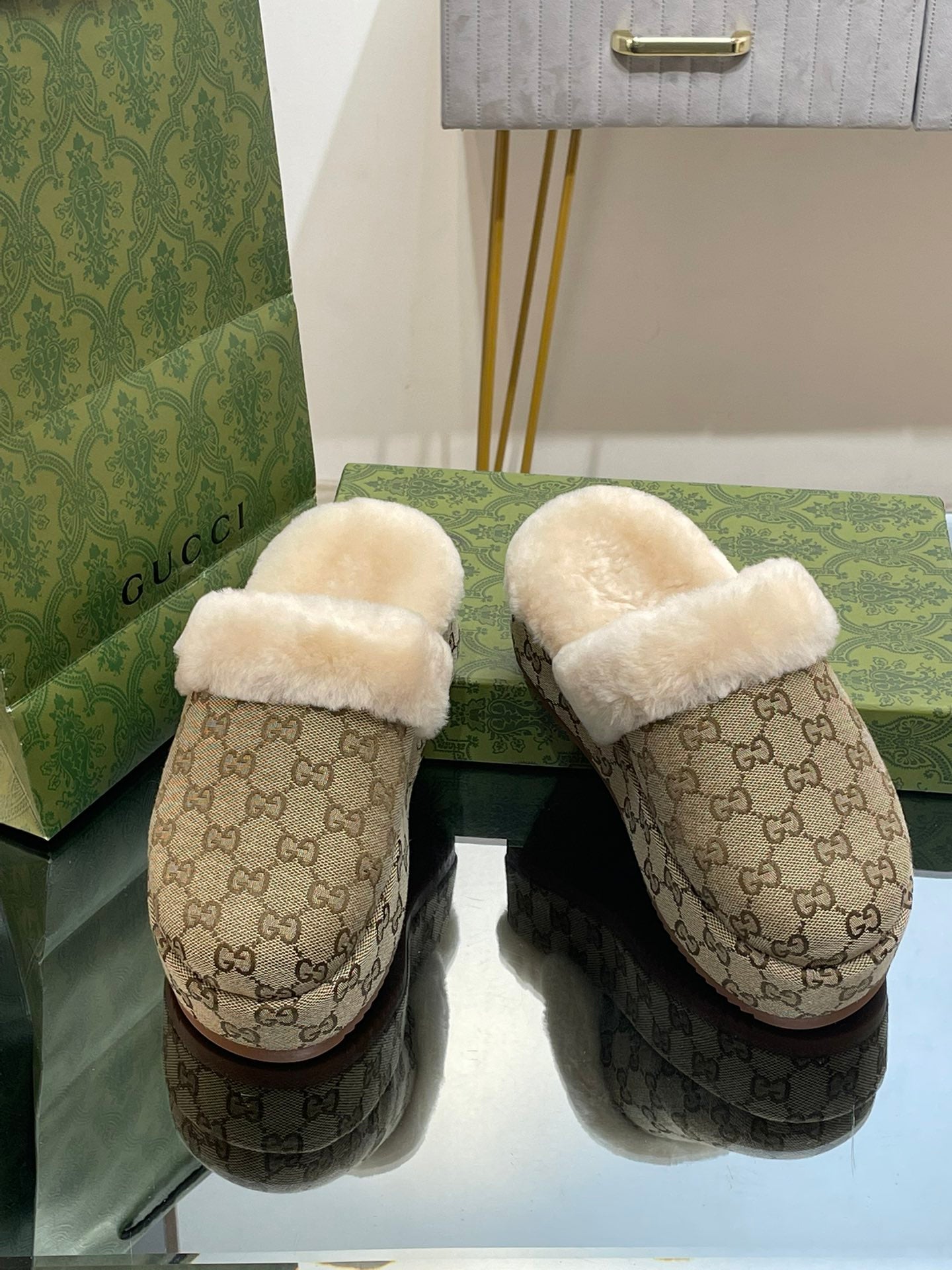 GUCCI MOLLY MULE IN PEANUT BROWN MONOGRAM JACQUARD FABRIC AND SHEARLING LINING