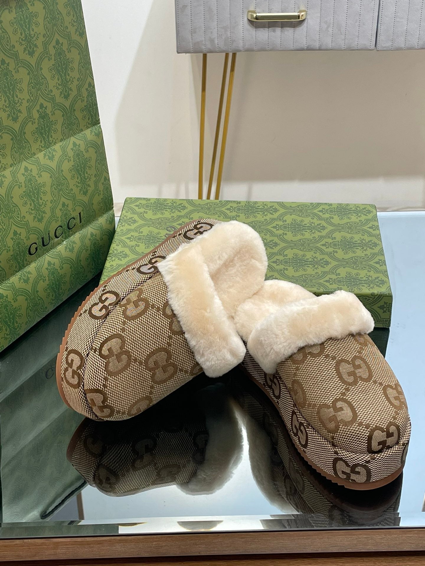 GUCCI MOLLY MULE IN CAMEL BROWN MONOGRAM JACQUARD FABRIC AND SHEARLING LINING