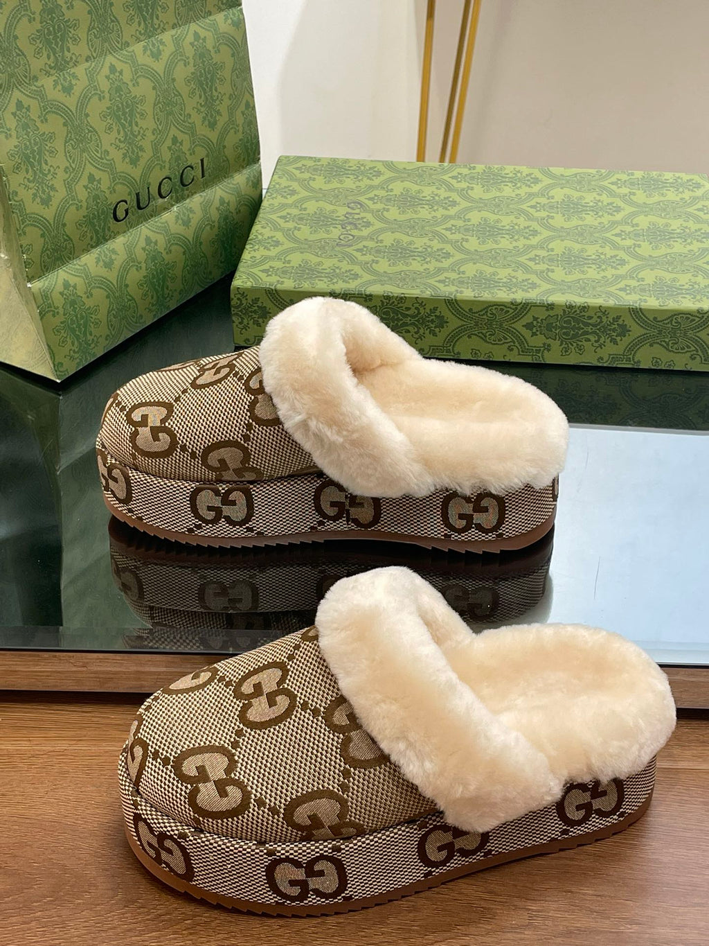 GUCCI MOLLY MULE IN CAMEL BROWN MONOGRAM JACQUARD FABRIC AND SHEARLING LINING