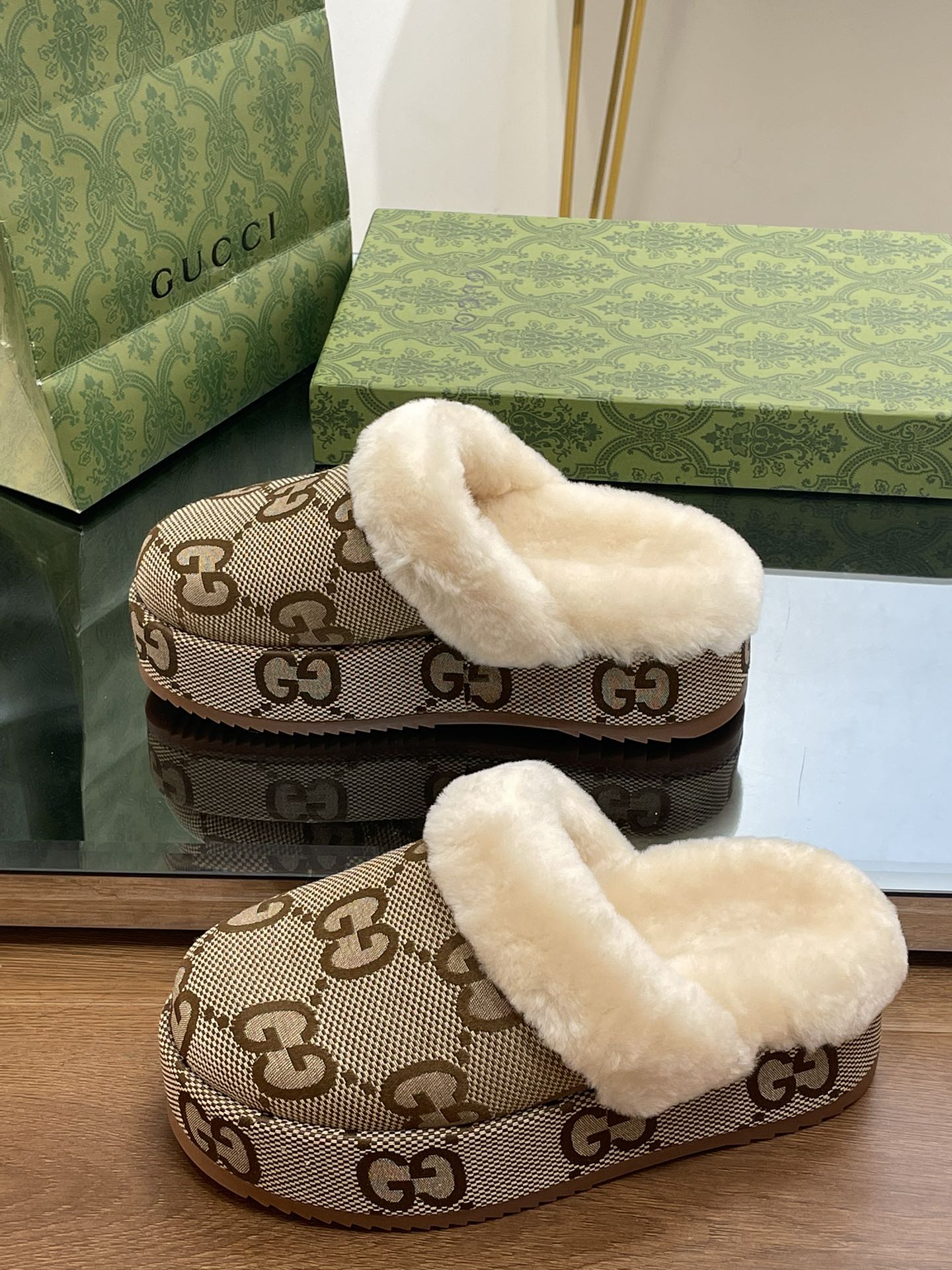 GUCCI MOLLY MULE IN CAMEL BROWN MONOGRAM JACQUARD FABRIC AND SHEARLING LINING