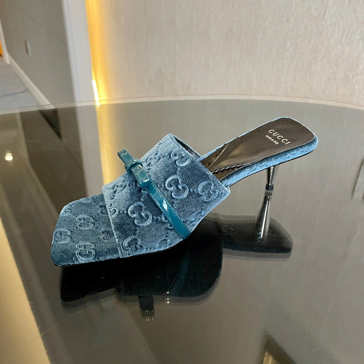 GUCCI VELVET HIGH HEEL SANDALS WITH BEAUTIFUL LOGO DETAILS BLUE SKY