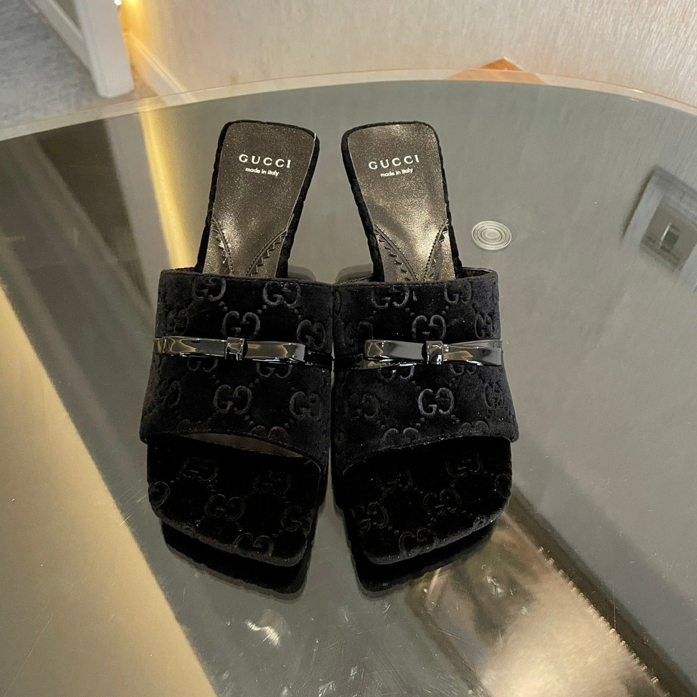 GUCCI VELVET HIGH HEEL SANDALS WITH BEAUTIFUL LOGO DETAILS BLACK
