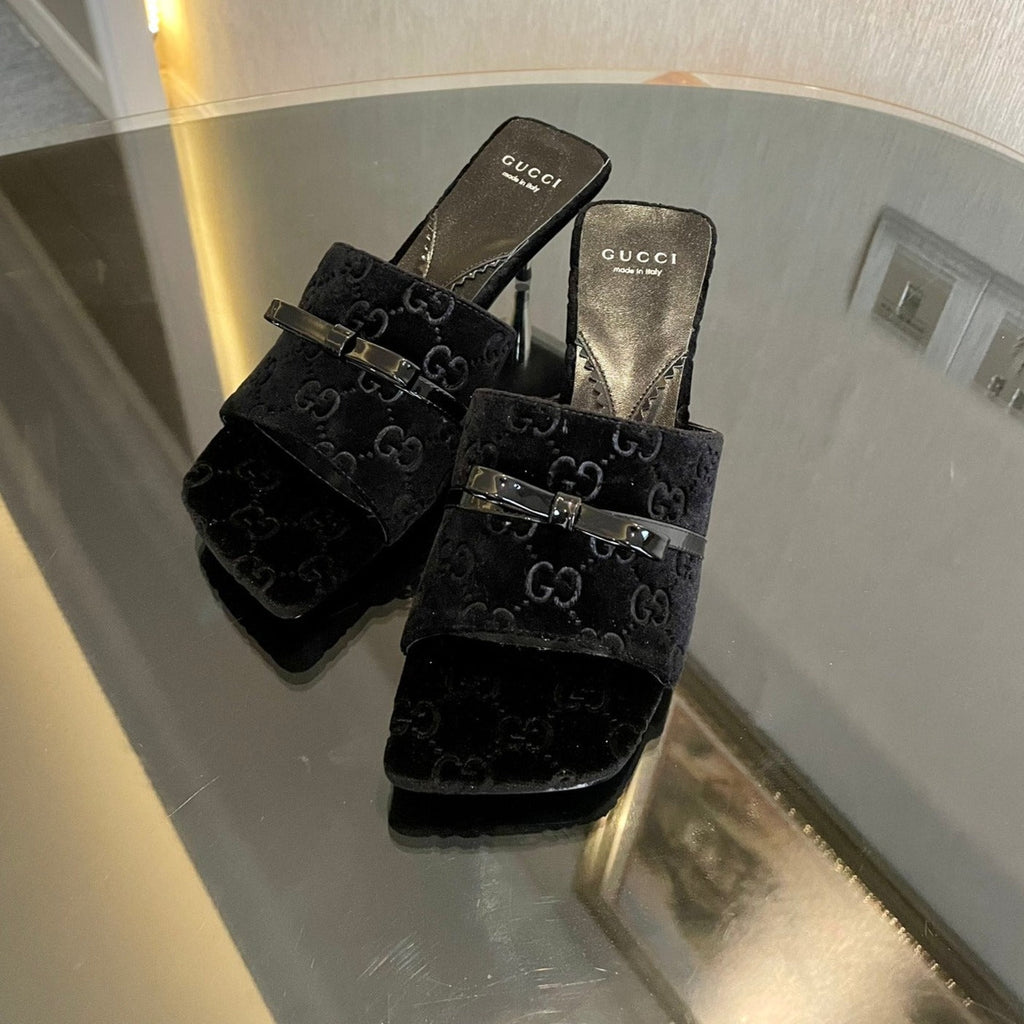 GUCCI VELVET HIGH HEEL SANDALS WITH BEAUTIFUL LOGO DETAILS BLACK