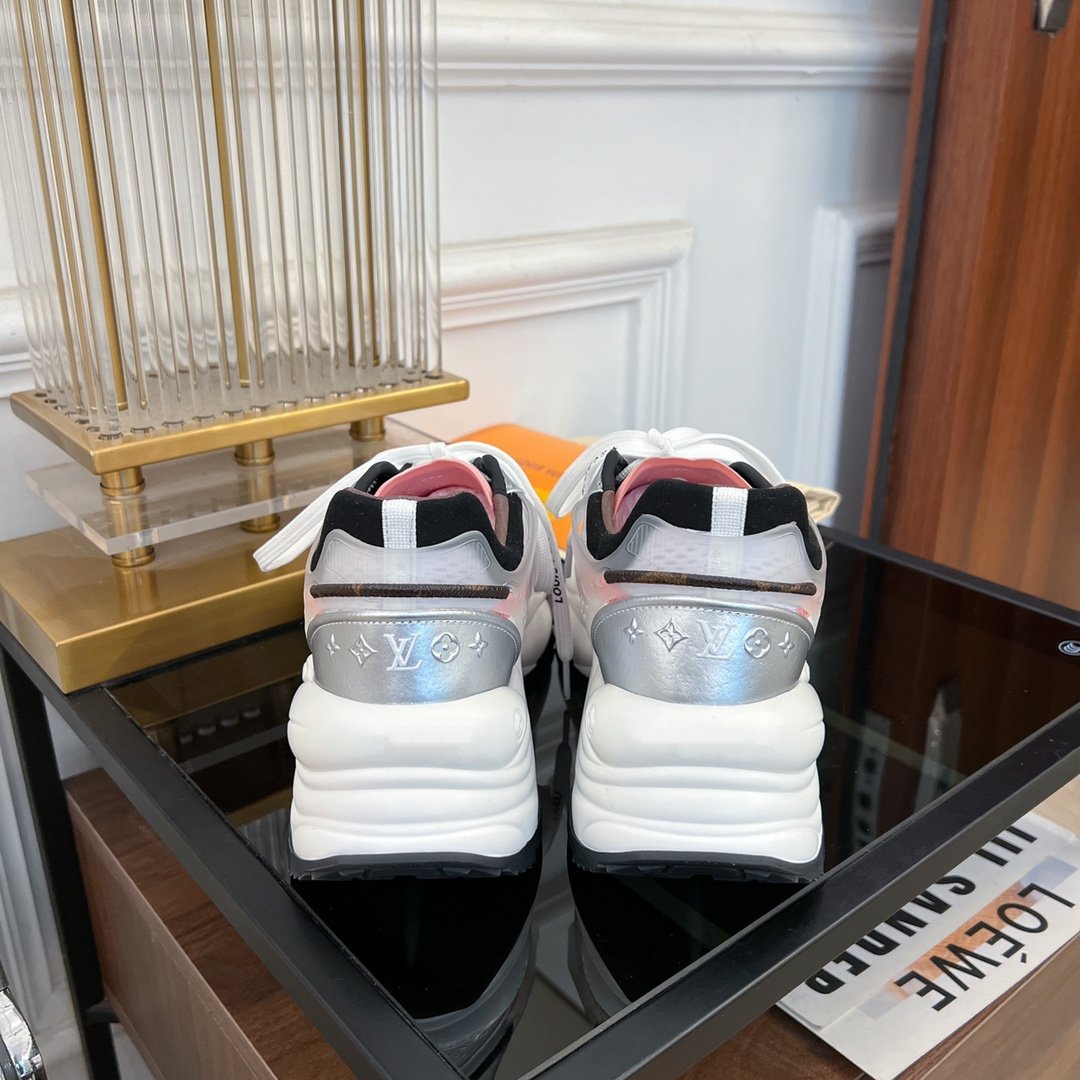 LOUIS VUITTON LV RUN 55 SNEAKER PINK BLACK