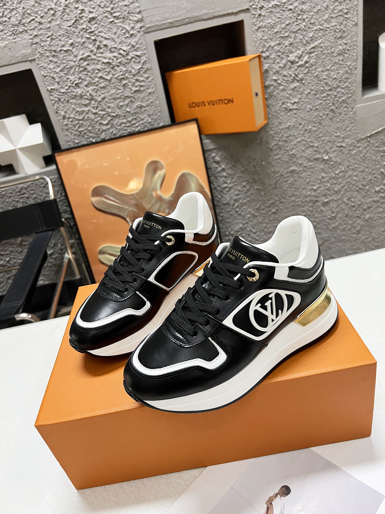 LOUIS VUITTON LV WOMEN SNEAKER IN BLACK CALFSKIN