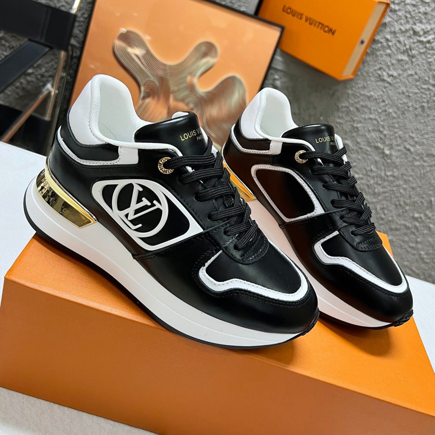 LOUIS VUITTON LV WOMEN SNEAKER IN BLACK CALFSKIN