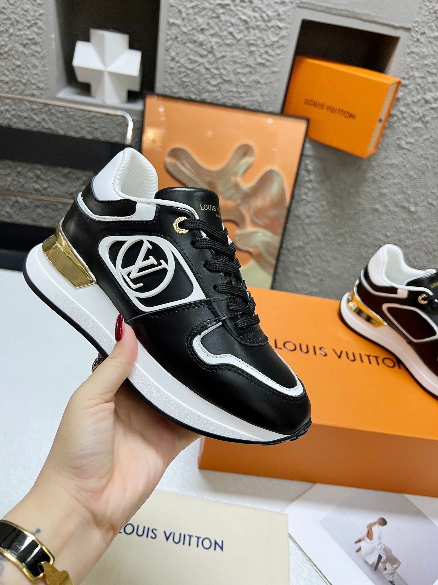 LOUIS VUITTON LV WOMEN SNEAKER IN BLACK CALFSKIN