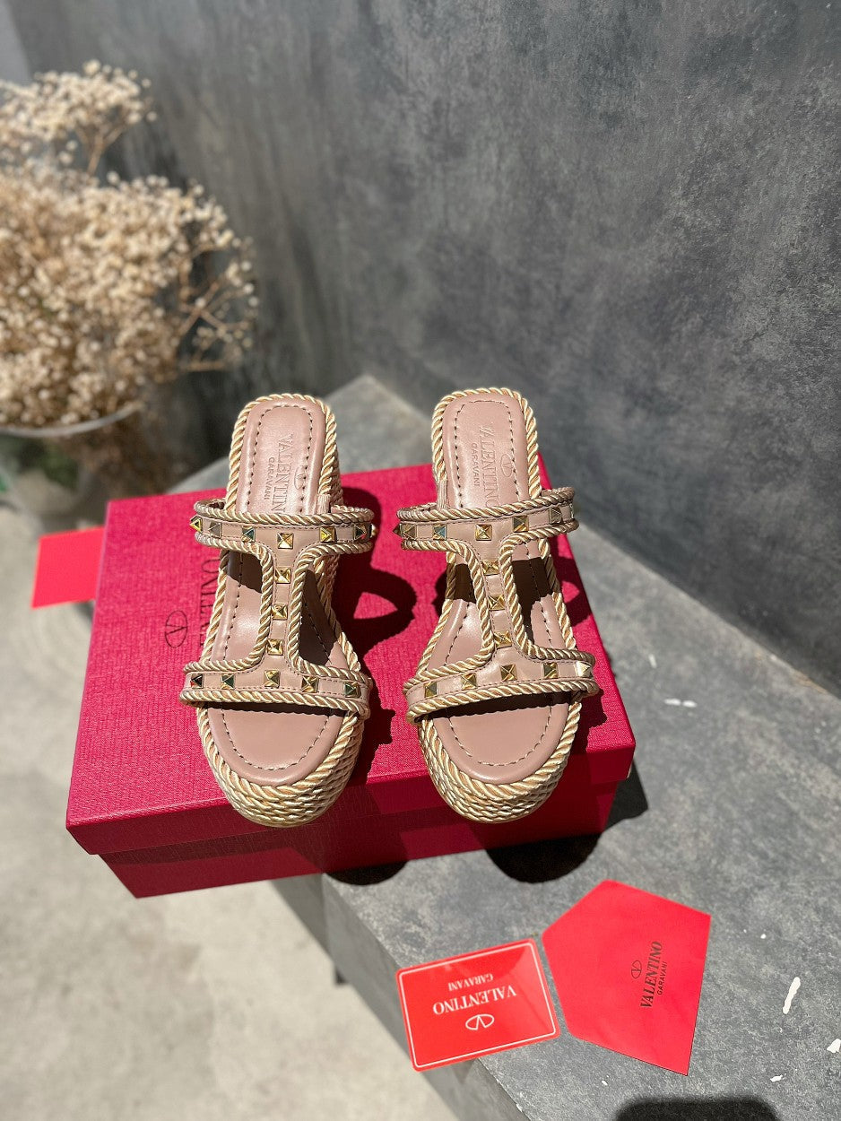 ROCKSTUD LAMINATED NAPPA WEDGE SANDAL 100 MM ROSE BROWN