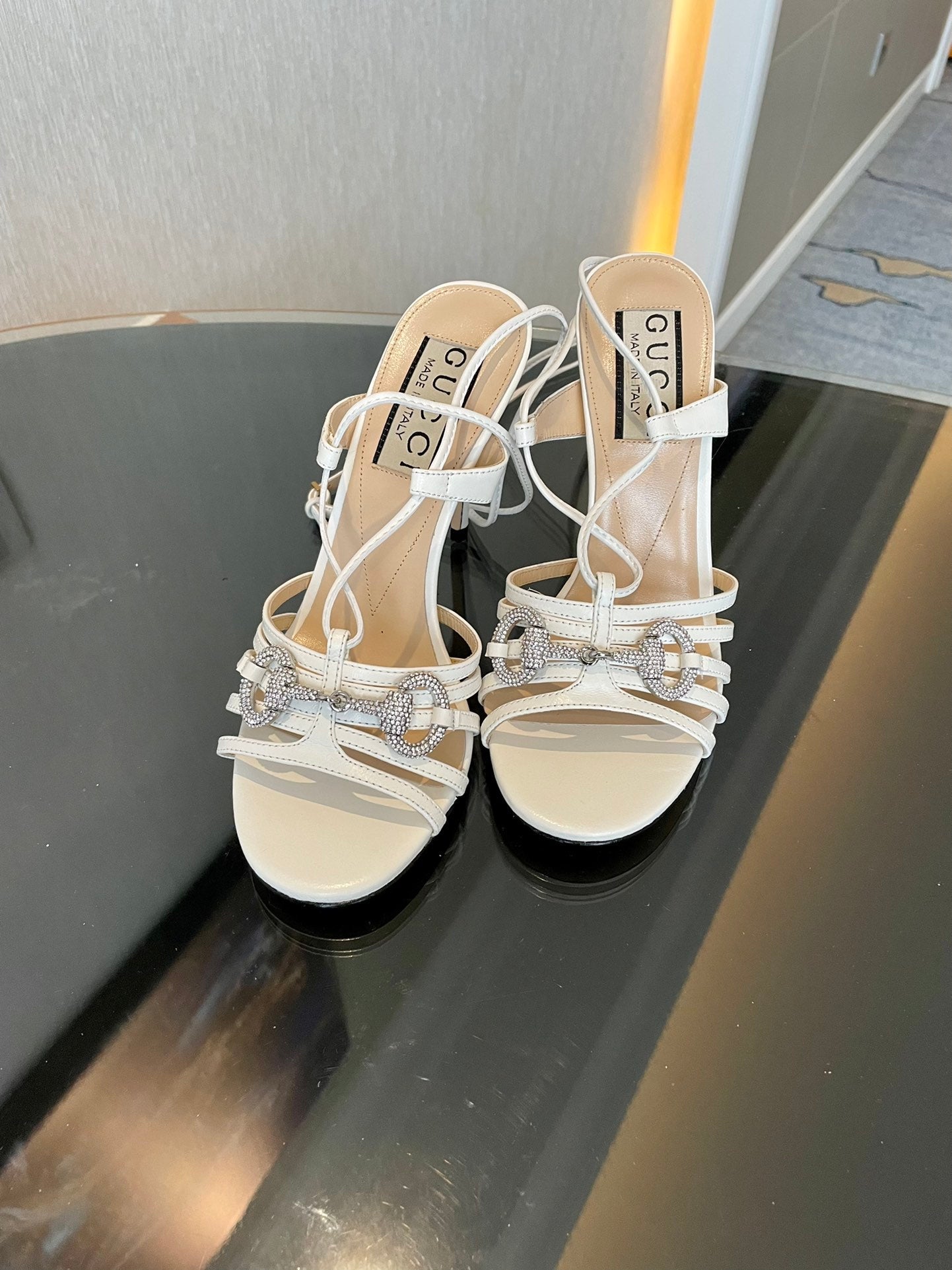 GUCCI CRYSTAL HORSEBIT SANDAL CREAMY WHITE LAMBSKIN