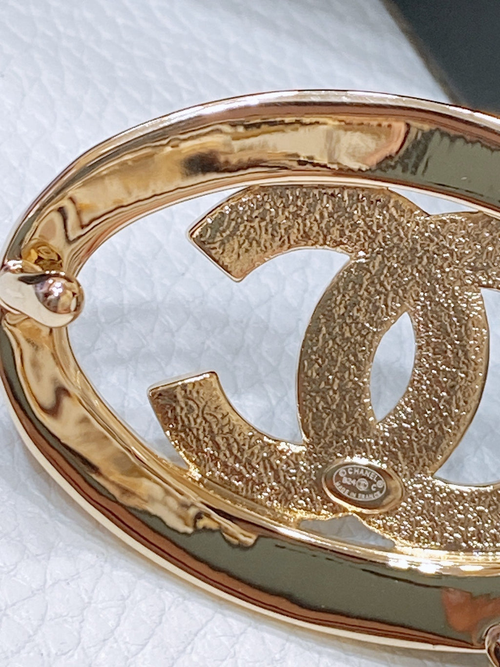 CHANEL 30MM BELT IN WHITE EMBROIDERED CALFSKIN WHITE MIX BLACK METAL LOGO GOLD HARDWARE