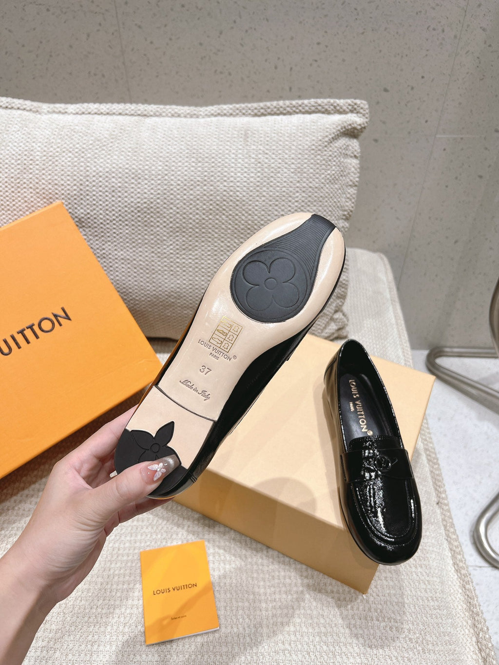 LOUIS VUITTON SOHO FLAT LOAFER IN BLACK GLOSSY CALFSKIN