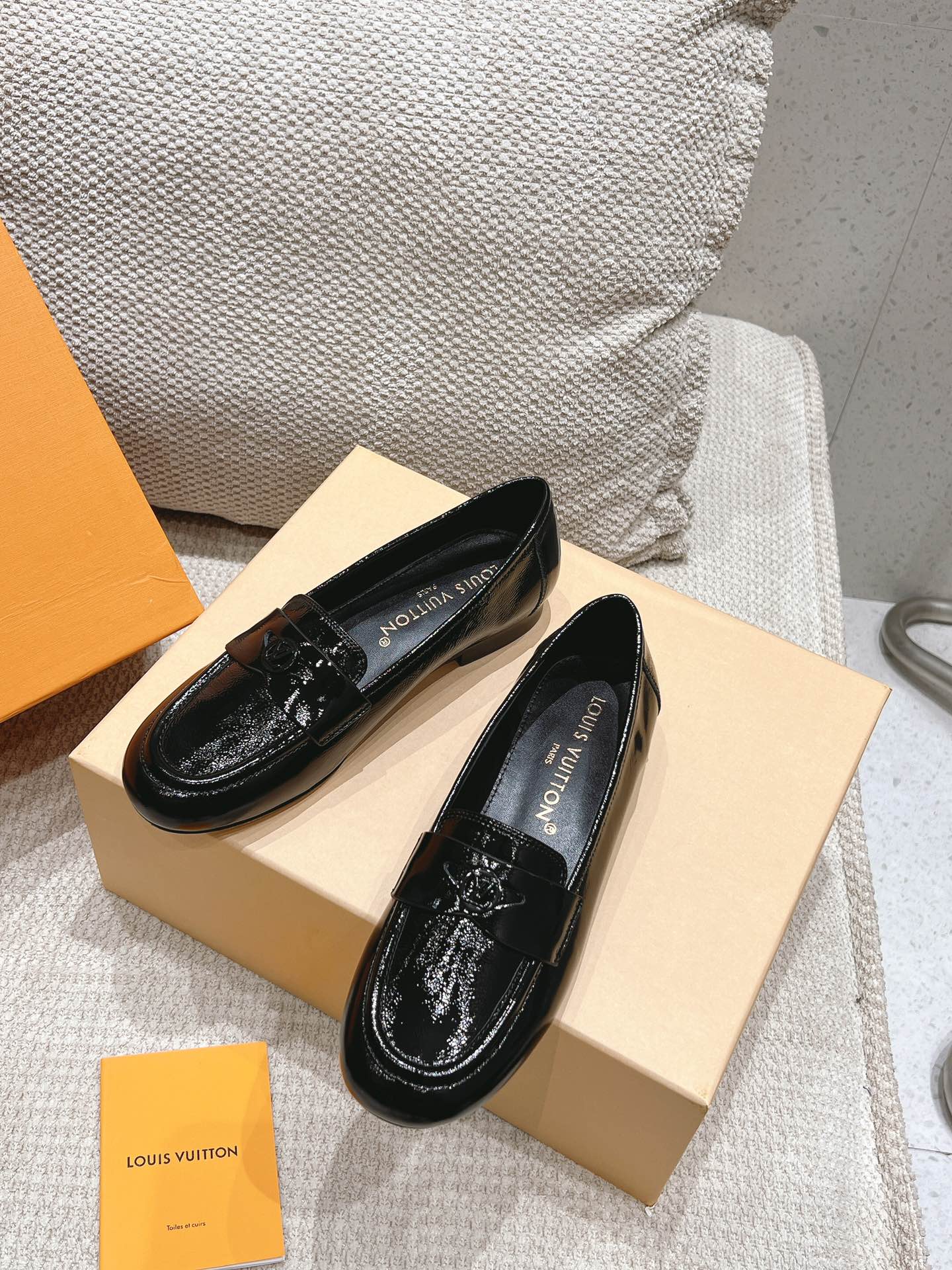 LOUIS VUITTON SOHO FLAT LOAFER IN BLACK GLOSSY CALFSKIN