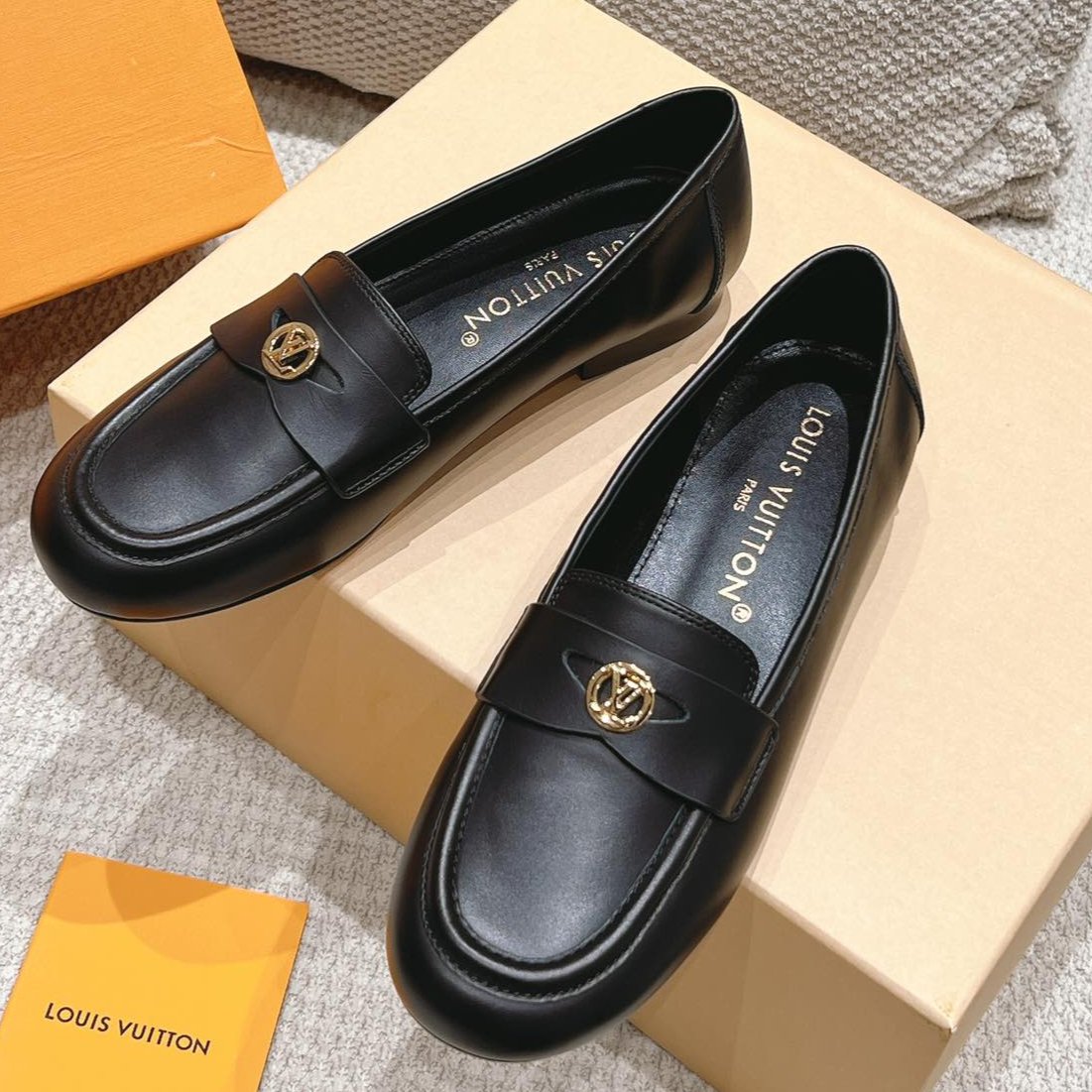 LOUIS VUITTON SOHO FLAT LOAFER IN BLACK CALFSKIN
