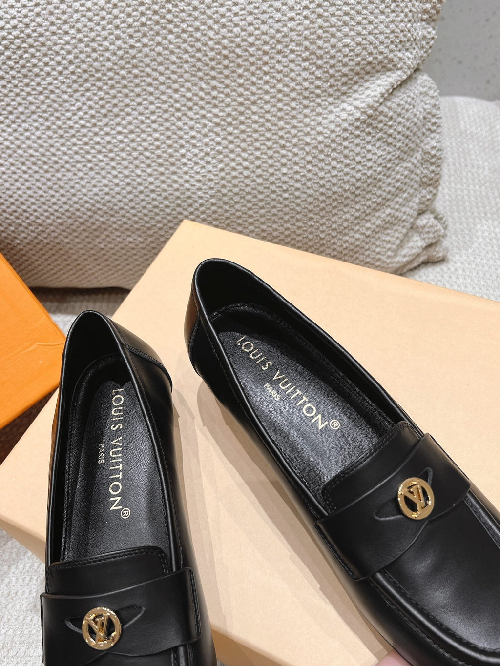 LOUIS VUITTON SOHO FLAT LOAFER IN BLACK CALFSKIN