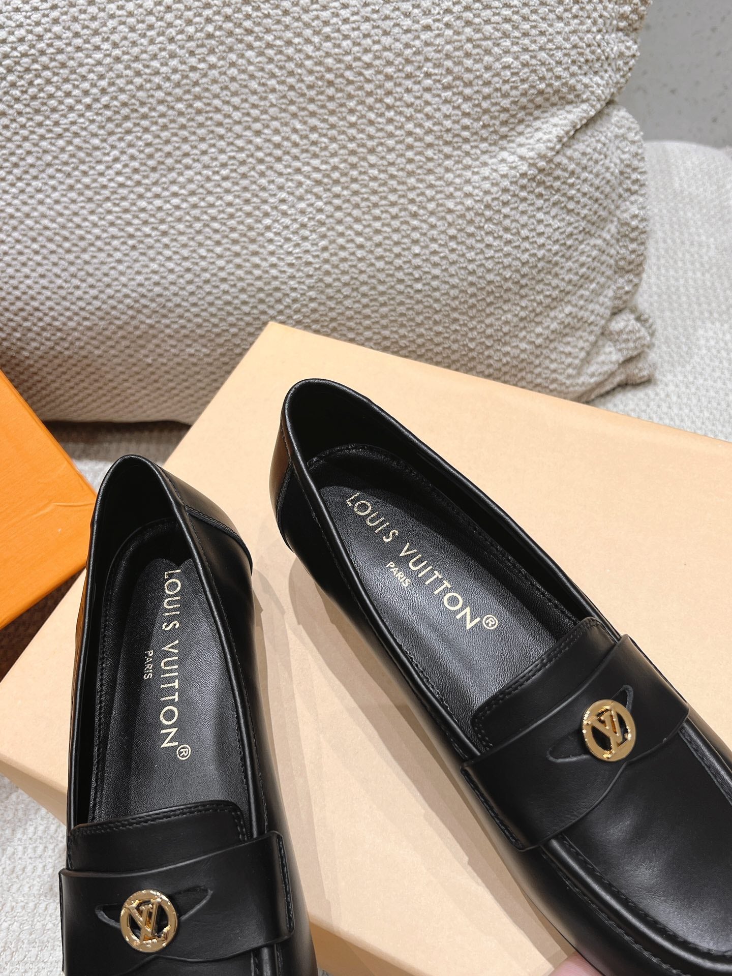 LOUIS VUITTON SOHO FLAT LOAFER IN BLACK CALFSKIN