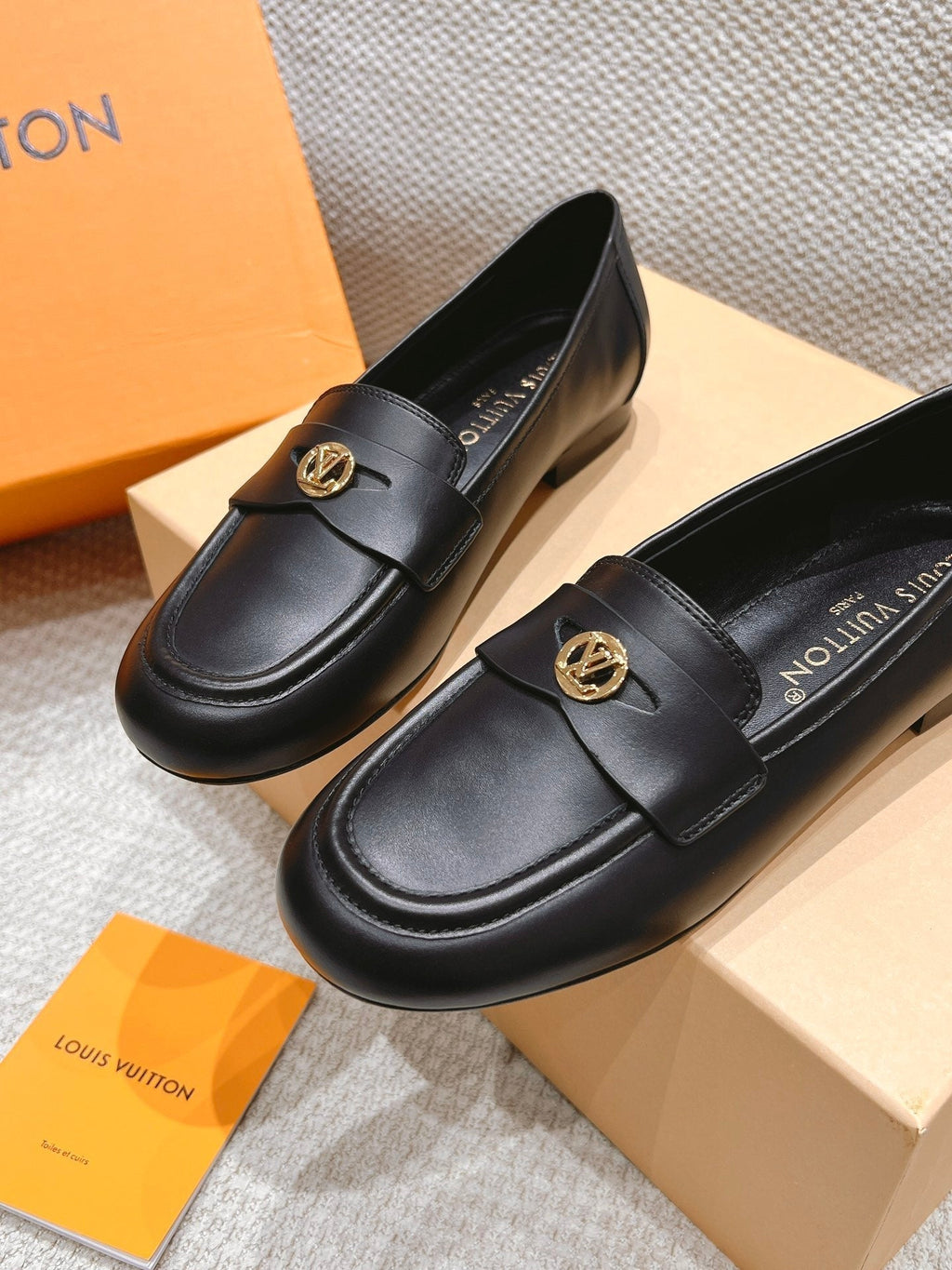 LOUIS VUITTON SOHO FLAT LOAFER IN BLACK CALFSKIN