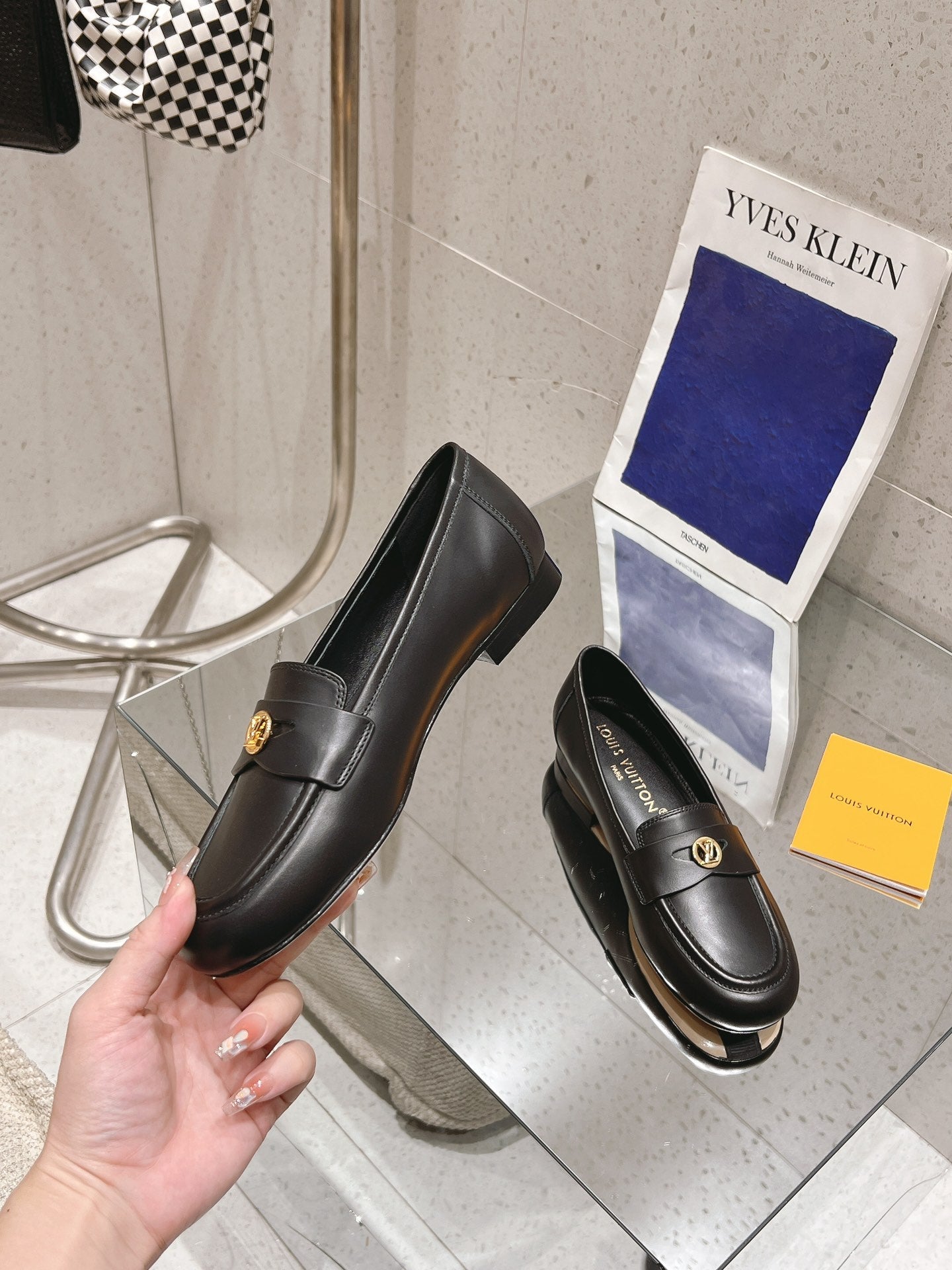 LOUIS VUITTON SOHO FLAT LOAFER IN BLACK CALFSKIN