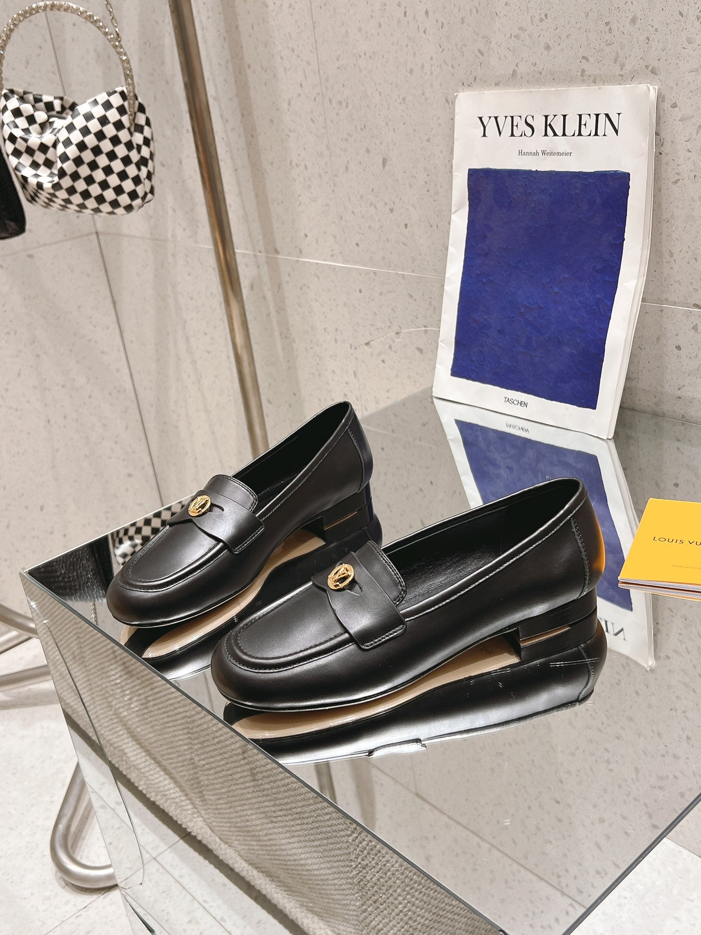 LOUIS VUITTON SOHO FLAT LOAFER IN BLACK CALFSKIN