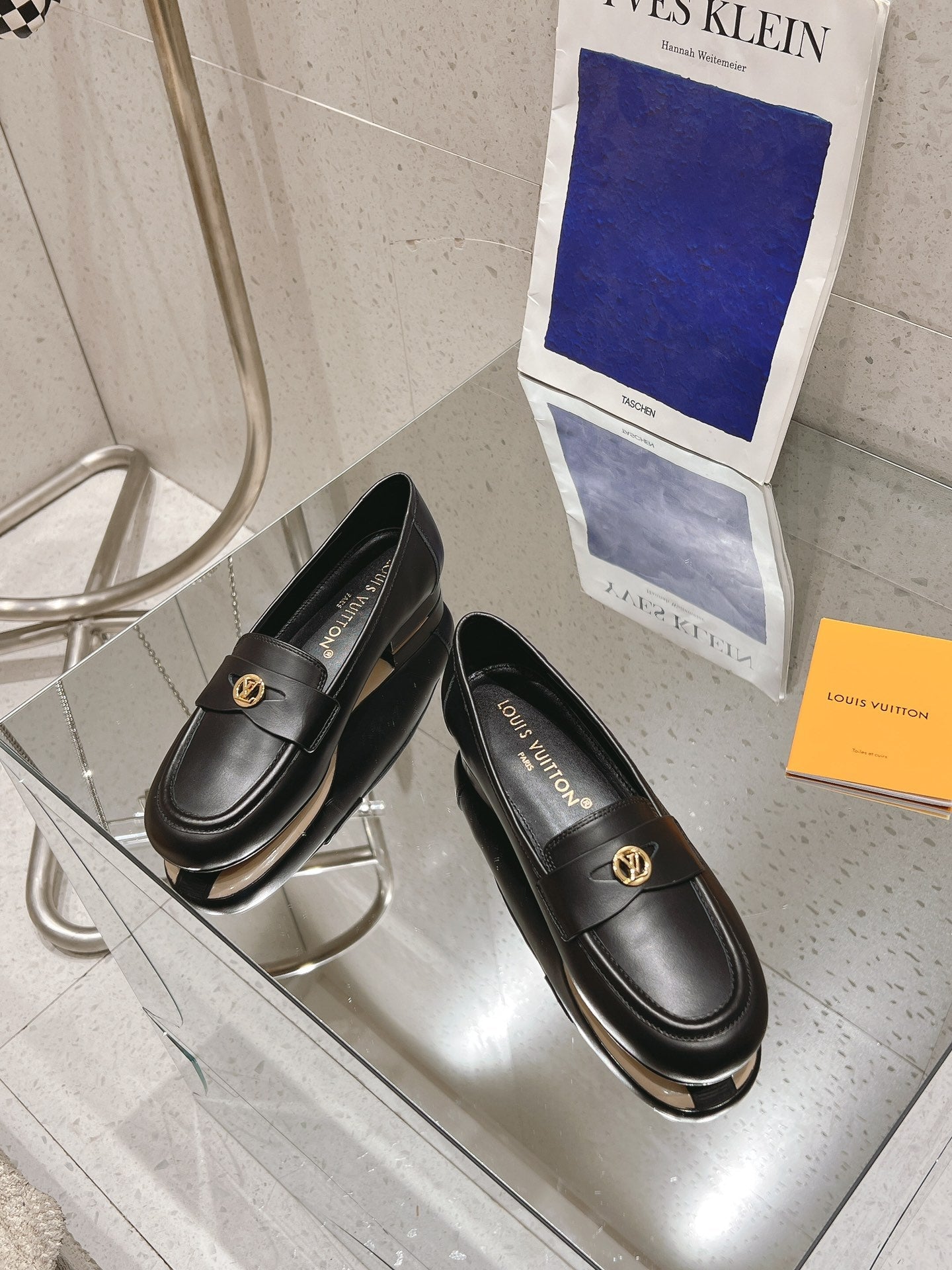 LOUIS VUITTON SOHO FLAT LOAFER IN BLACK CALFSKIN