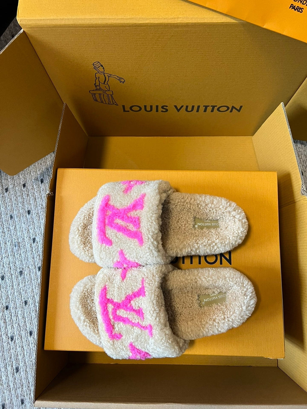 LOUIS VUITTON SLIPPER IN CAMEL BEIGE FLEECE WITH BRIGHT PINK LOGO