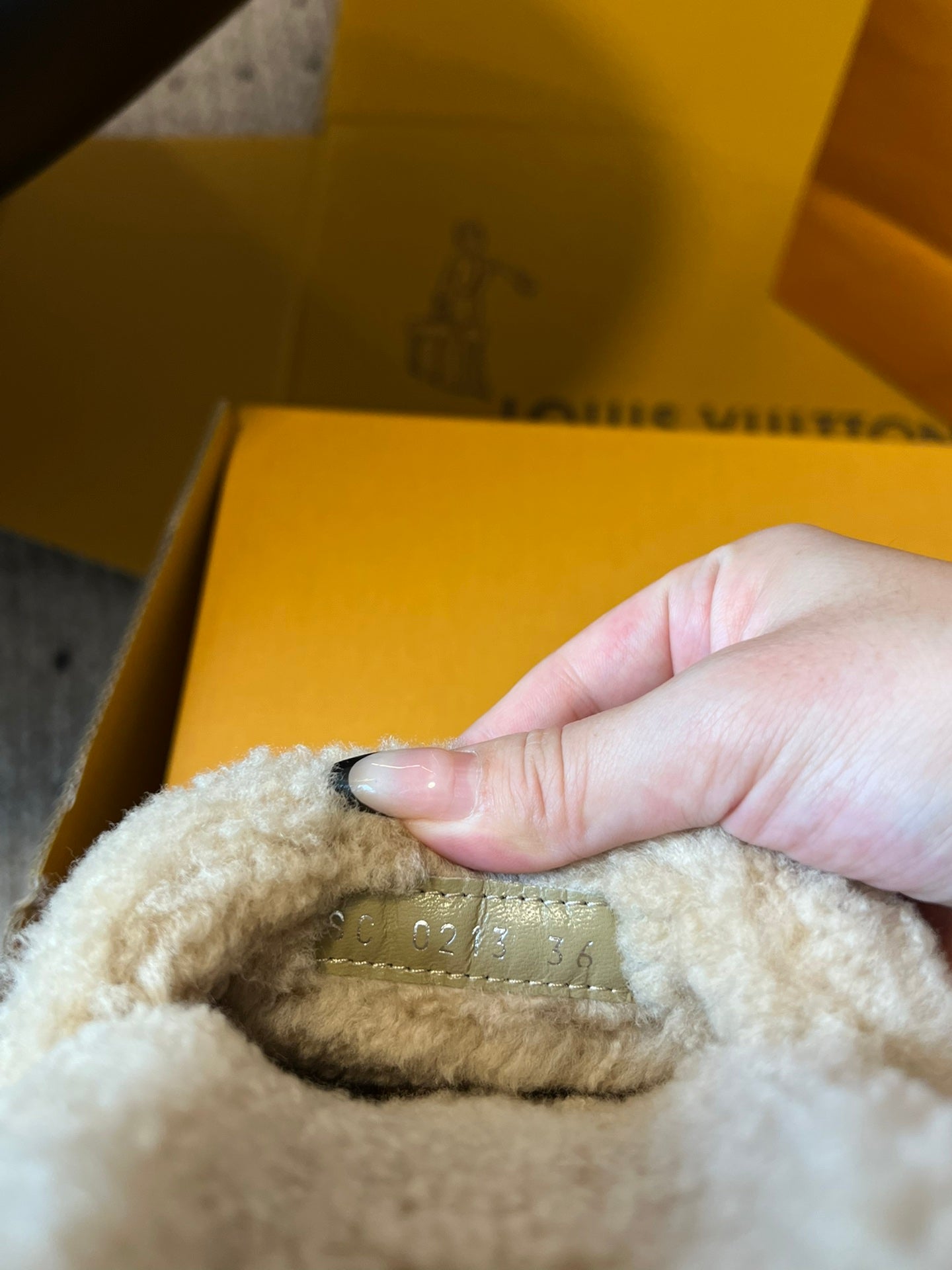 LOUIS VUITTON SLIPPER IN CAMEL BEIGE FLEECE WITH BRIGHT PINK LOGO