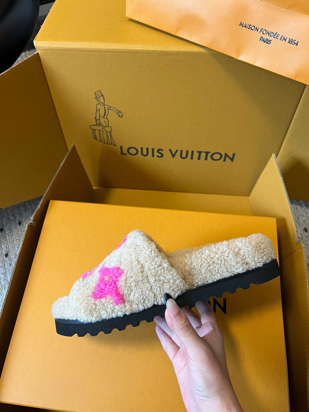 LOUIS VUITTON SLIPPER IN CAMEL BEIGE FLEECE WITH BRIGHT PINK LOGO