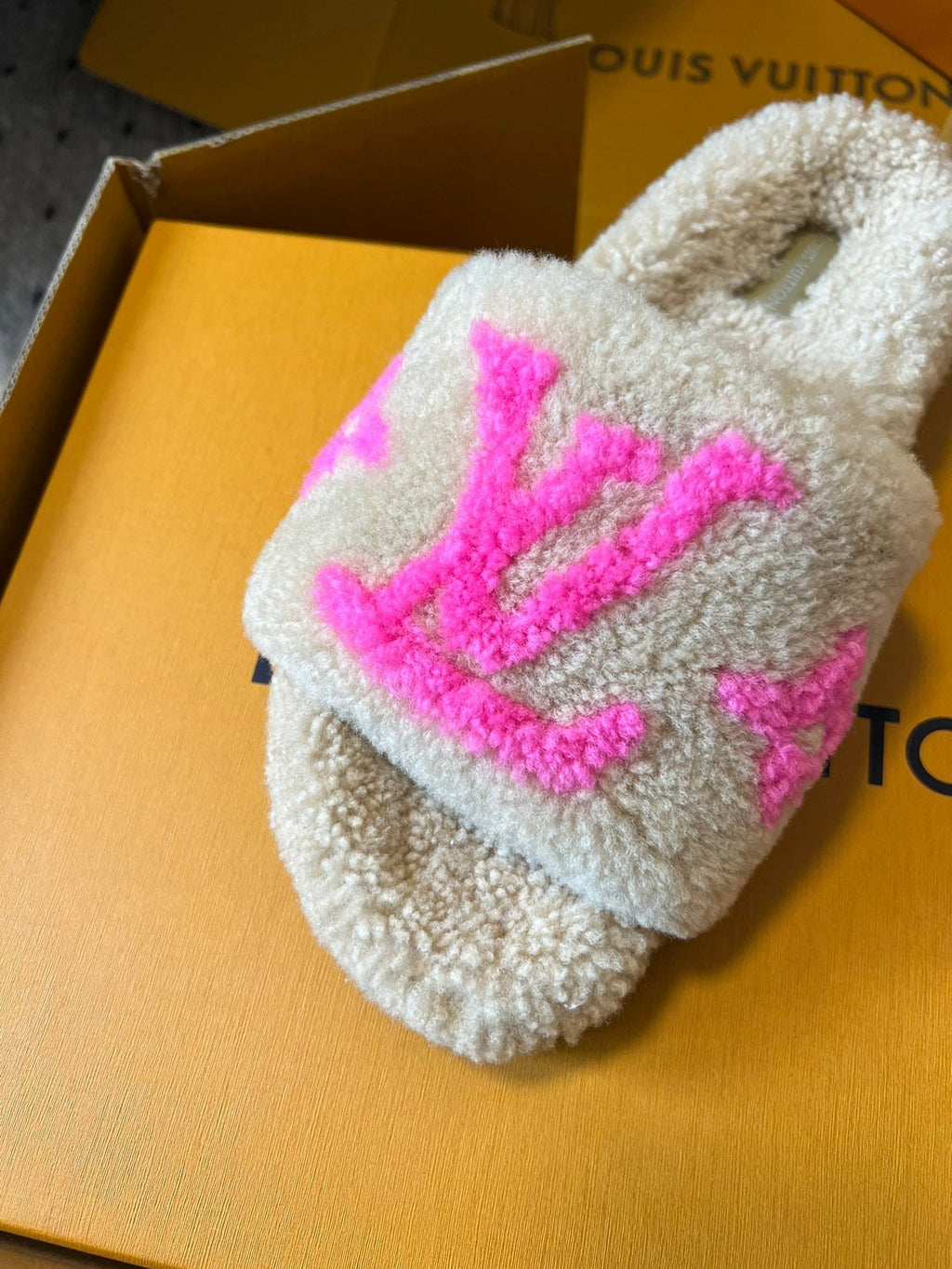 LOUIS VUITTON SLIPPER IN CAMEL BEIGE FLEECE WITH BRIGHT PINK LOGO