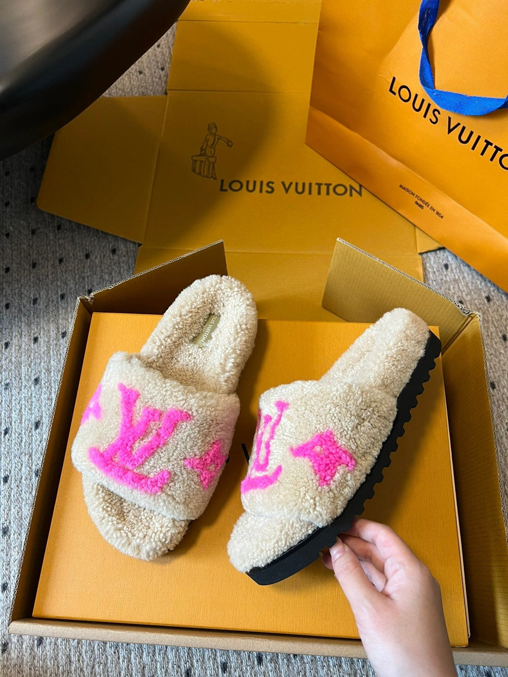LOUIS VUITTON SLIPPER IN CAMEL BEIGE FLEECE WITH BRIGHT PINK LOGO
