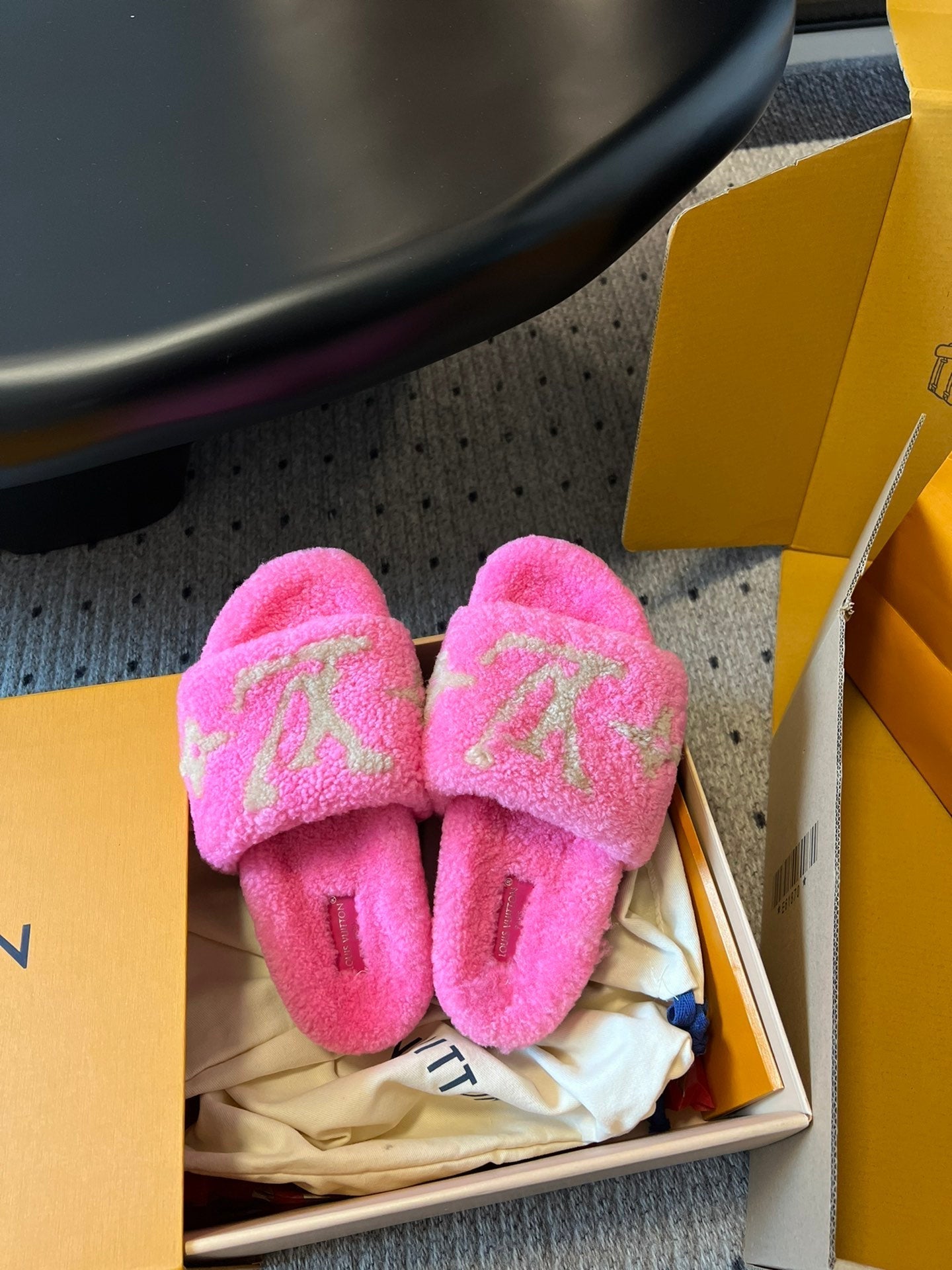 LOUIS VUITTON SLIPPER IN BRIGHT PINK FLEECE WITH CAMEL BEIGE LOGO