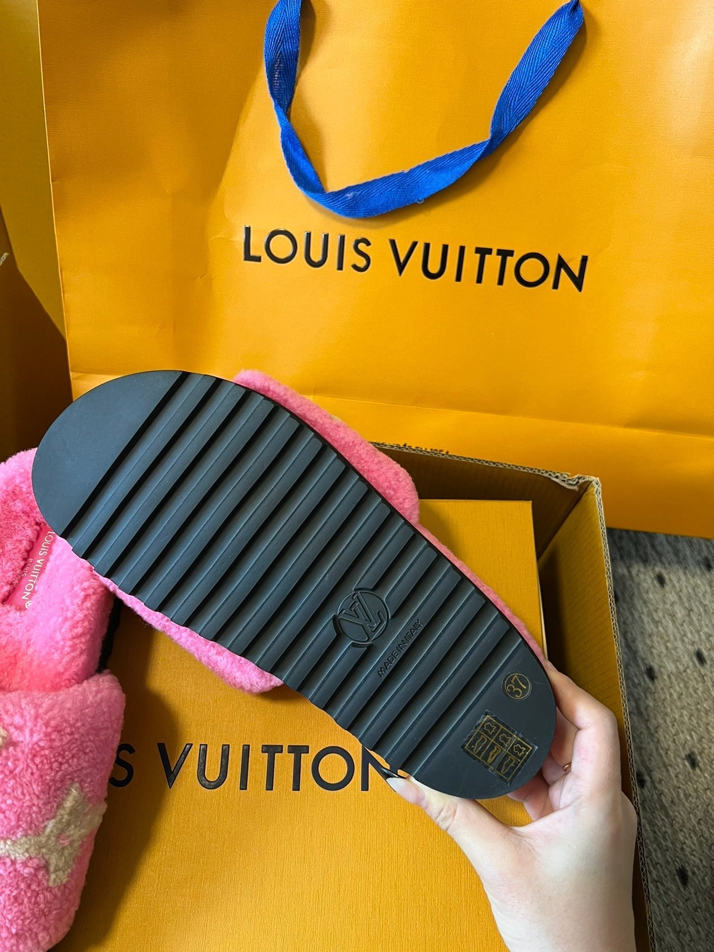 LOUIS VUITTON SLIPPER IN BRIGHT PINK FLEECE WITH CAMEL BEIGE LOGO