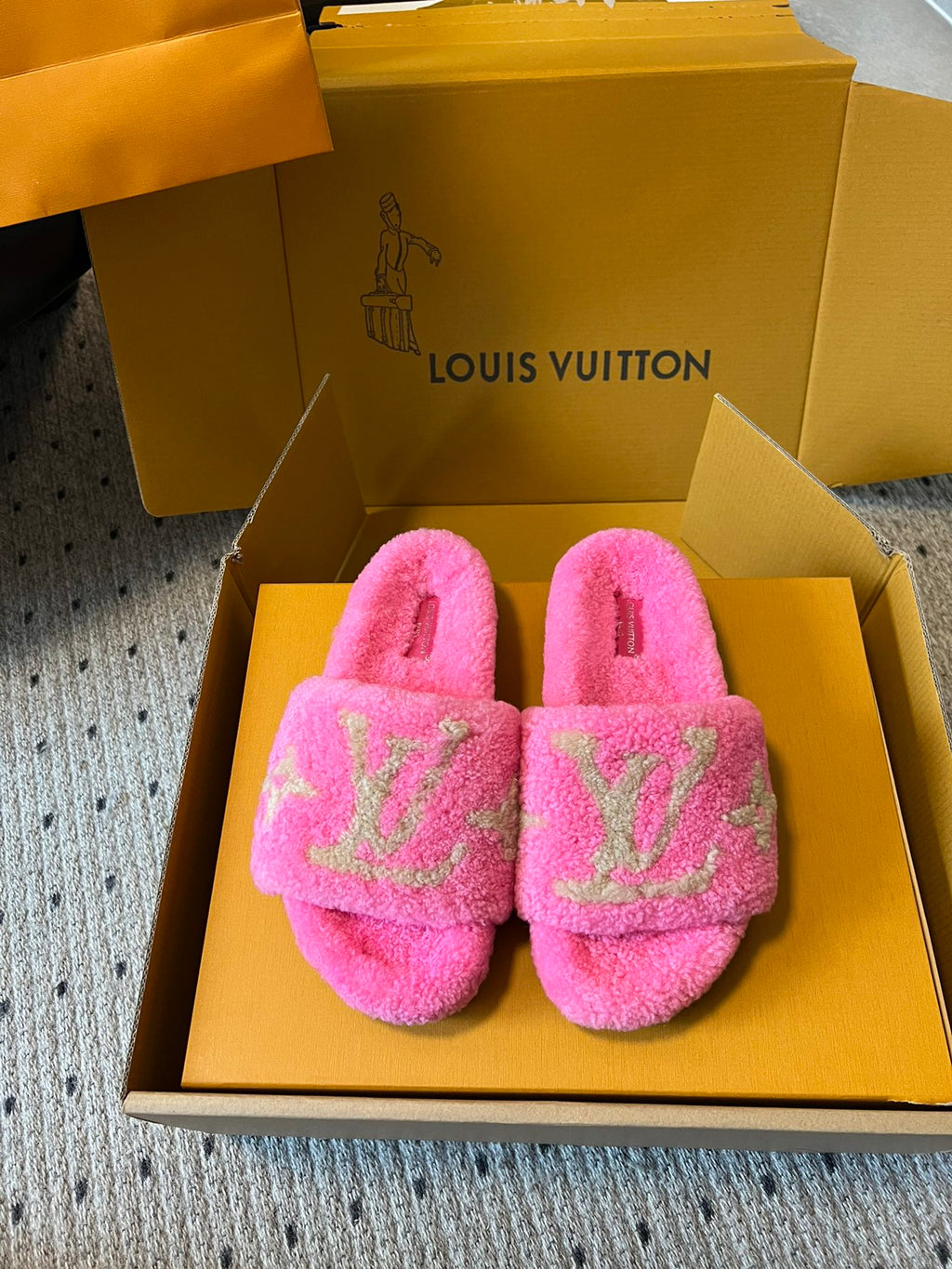 LOUIS VUITTON SLIPPER IN BRIGHT PINK FLEECE WITH CAMEL BEIGE LOGO