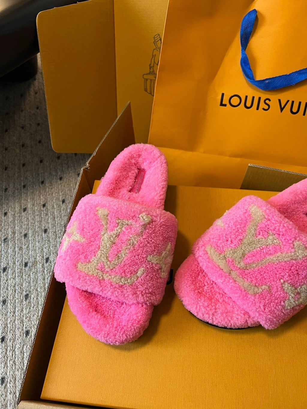 LOUIS VUITTON SLIPPER IN BRIGHT PINK FLEECE WITH CAMEL BEIGE LOGO