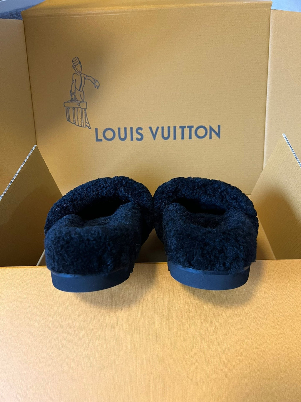 LOUIS VUITTON SLIPPER IN BLACK FLEECE WITH BEIGE LOGO