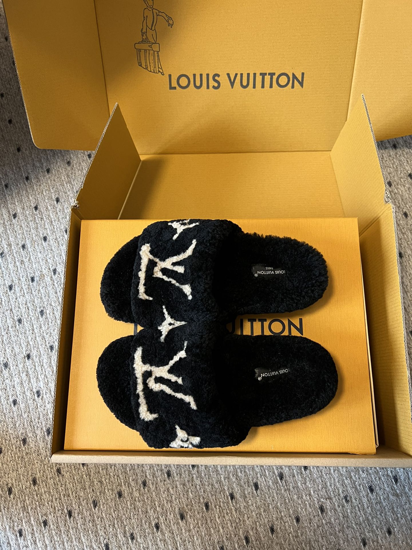 LOUIS VUITTON SLIPPER IN BLACK FLEECE WITH BEIGE LOGO