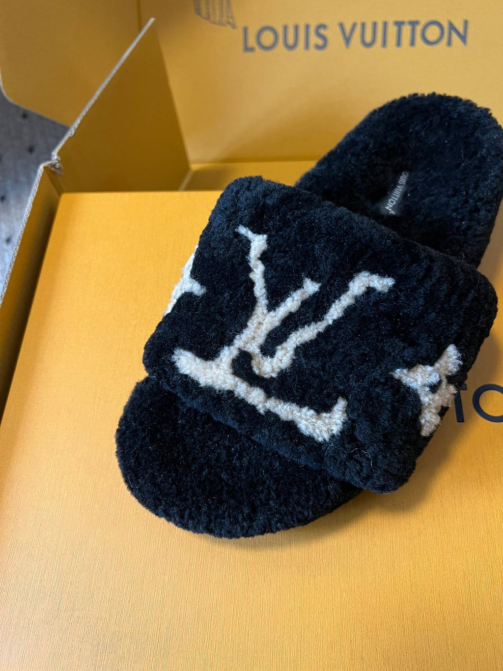 LOUIS VUITTON SLIPPER IN BLACK FLEECE WITH BEIGE LOGO