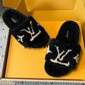 LOUIS VUITTON SLIPPER IN BLACK FLEECE WITH BEIGE LOGO