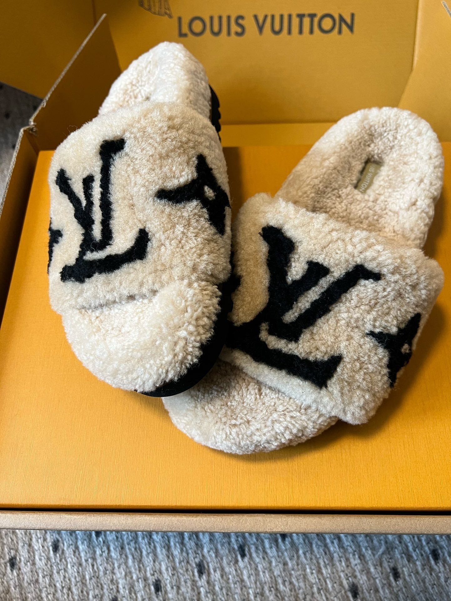 LOUIS VUITTON SLIPPER IN CAMEL BEIGE MIX BLACK FLEECE