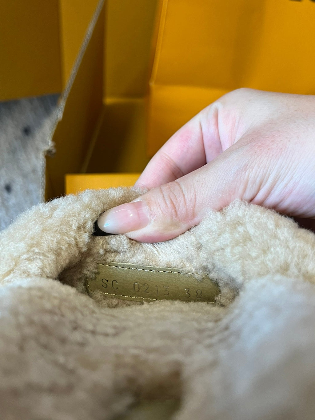 LOUIS VUITTON SLIPPER IN CAMEL BEIGE MIX BLACK FLEECE