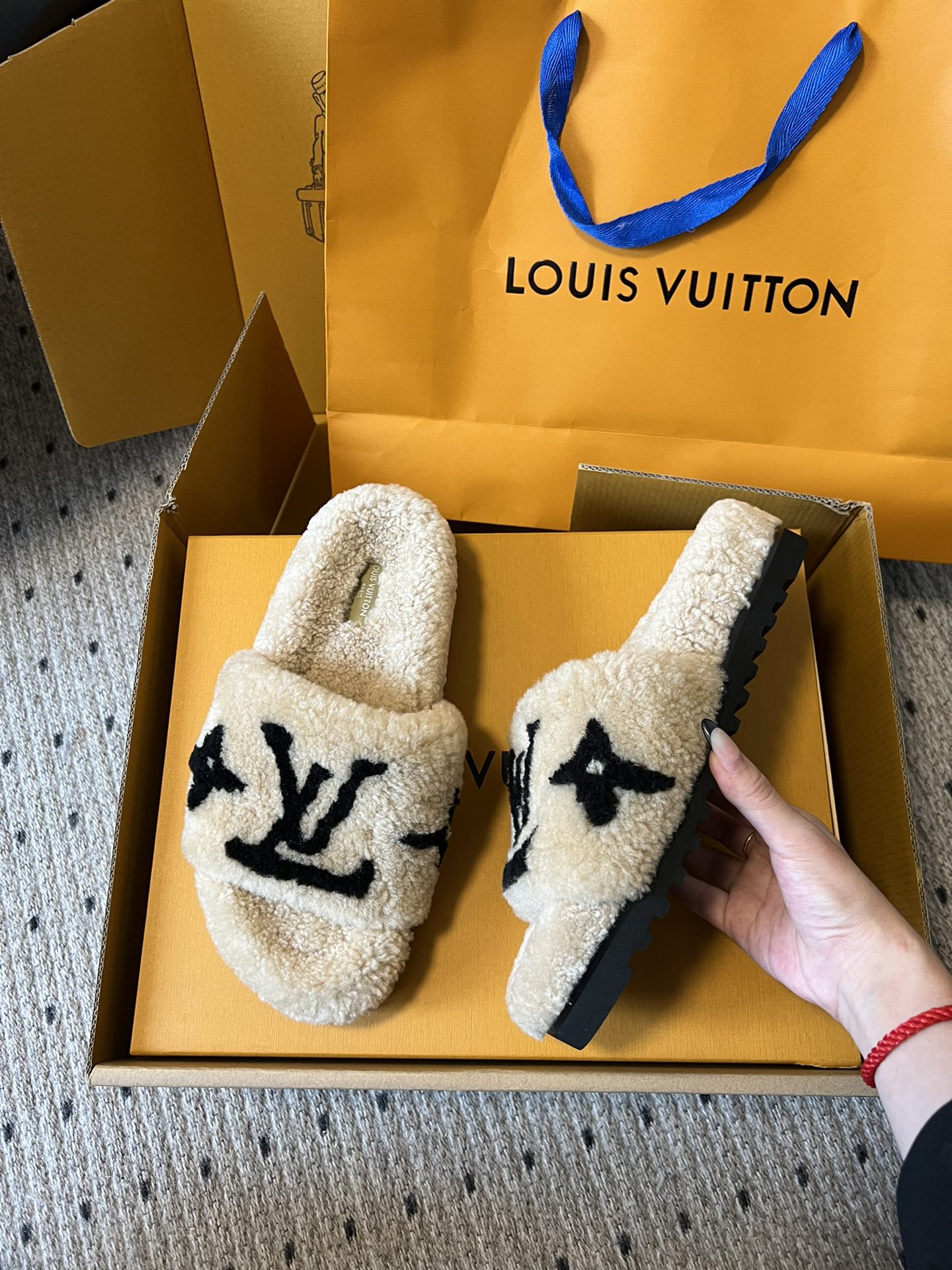 LOUIS VUITTON SLIPPER IN CAMEL BEIGE MIX BLACK FLEECE