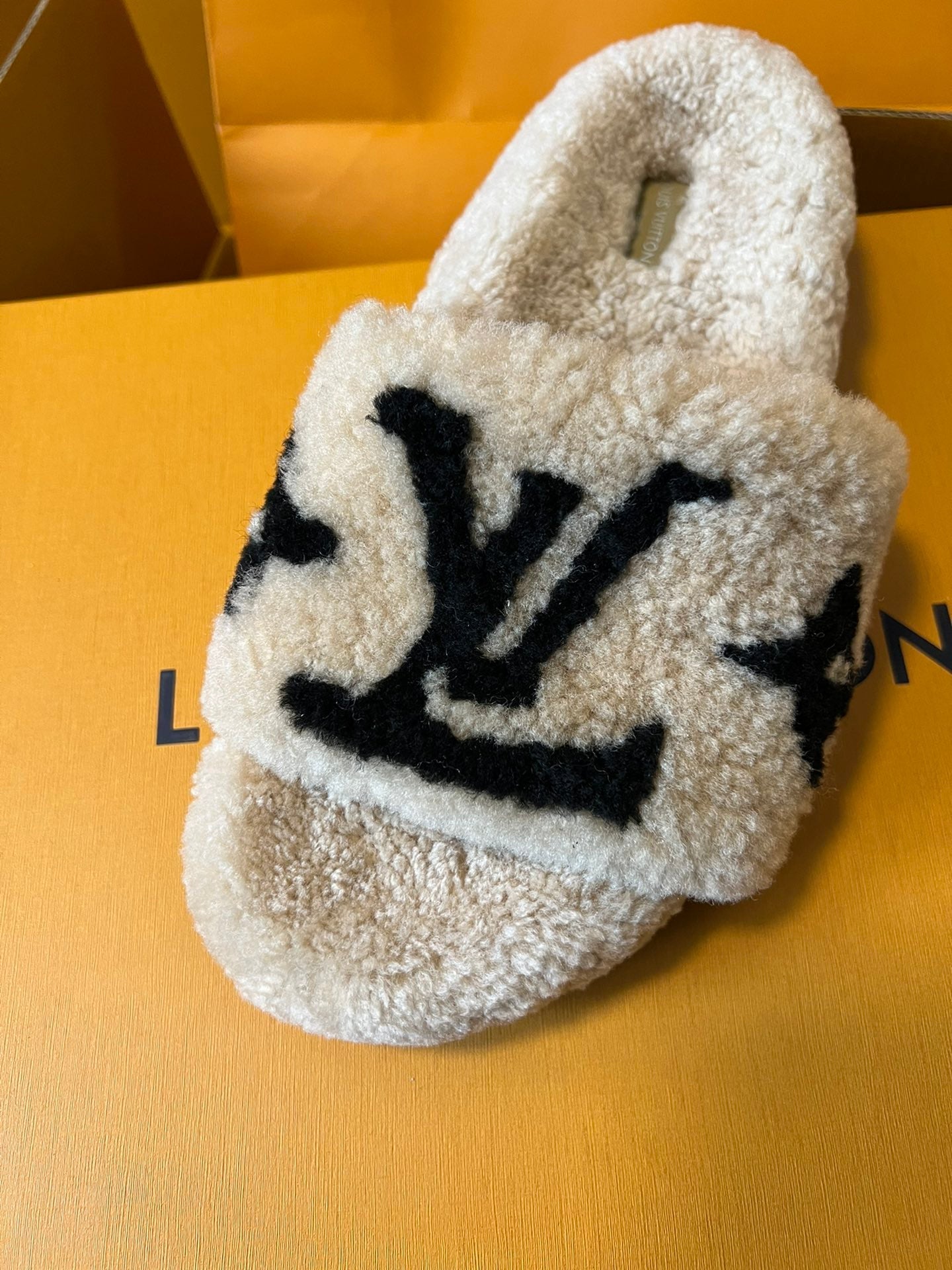LOUIS VUITTON SLIPPER IN CAMEL BEIGE MIX BLACK FLEECE